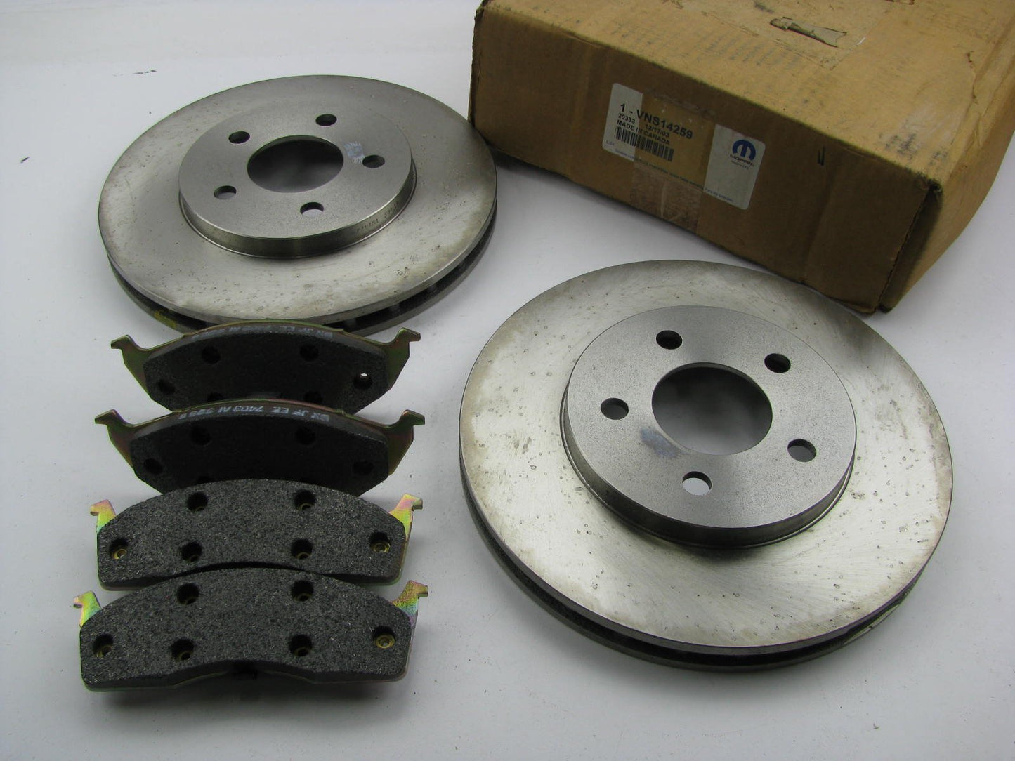 NEW GENUINE OEM For Mopar VNS14259 Front Brake Kit - Brake Pads And Rotors