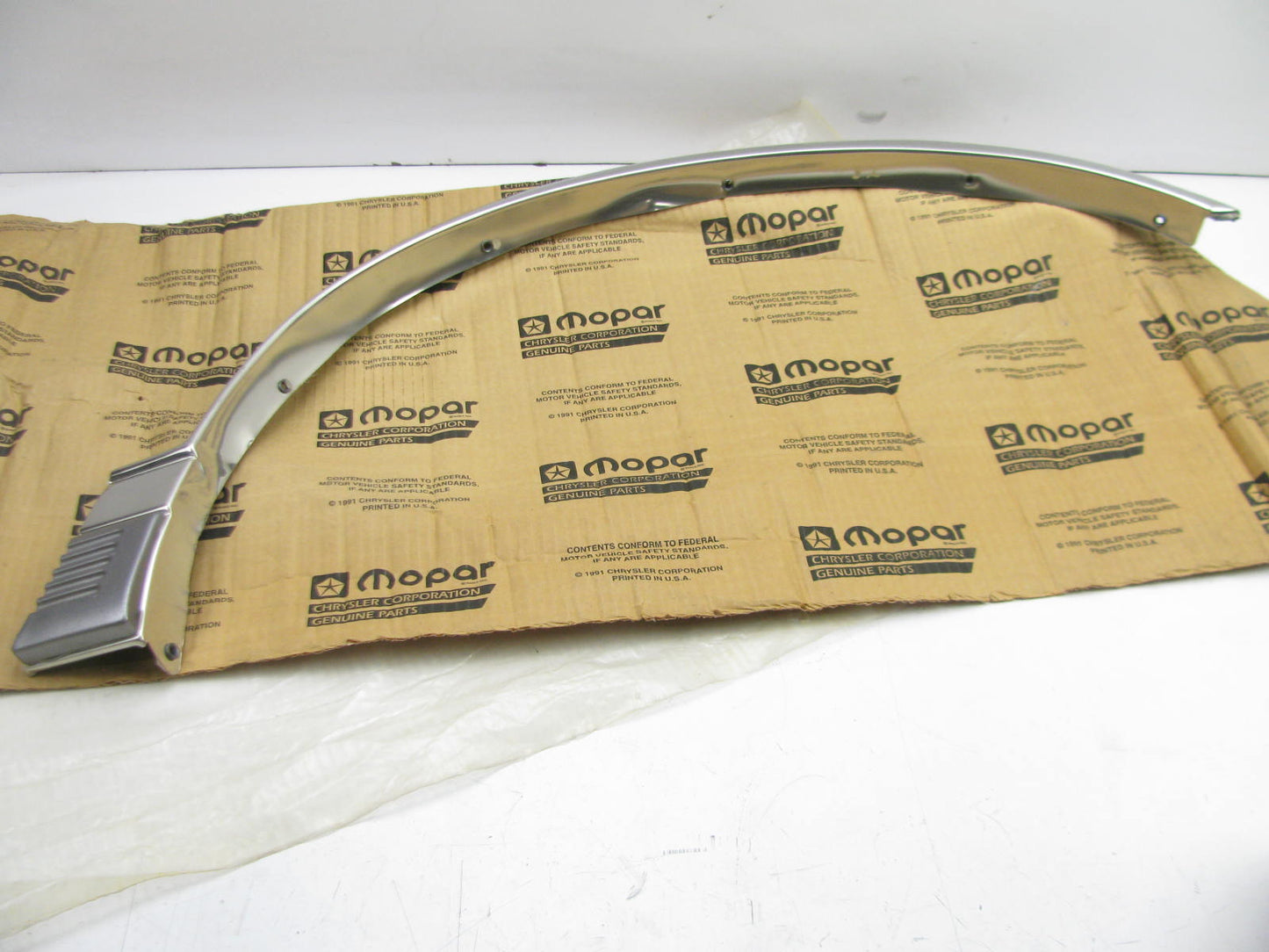 NOS  OEM Front Left Chrome Fender Wheel Opening Molding Trim  WT11JD2