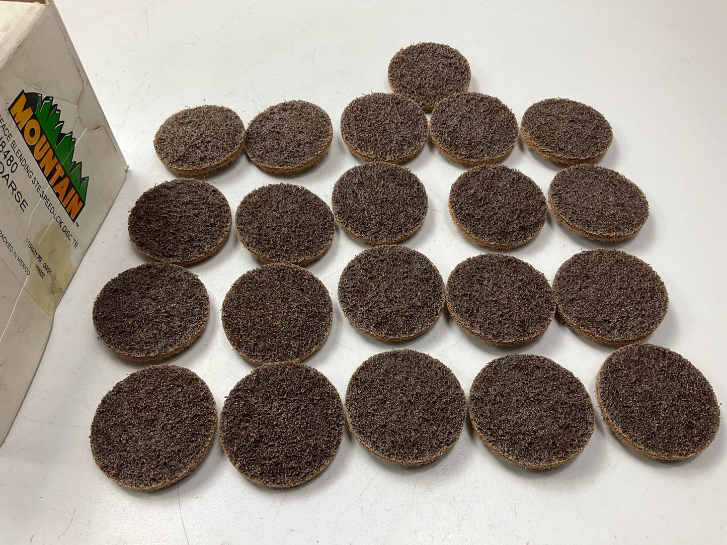 (21 Pcs) Mountain MTN8480 2'' Twist & Lock Surface Prep Blending Discs COARSE