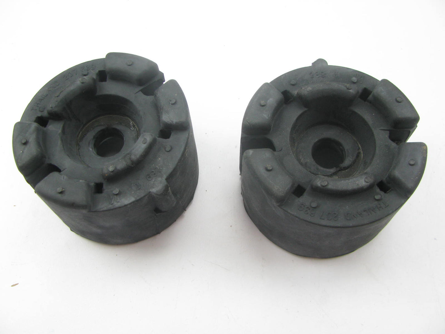 (2) Napa 261-3231 Suspension Strut Mount Bearing Plate Insulators - Front