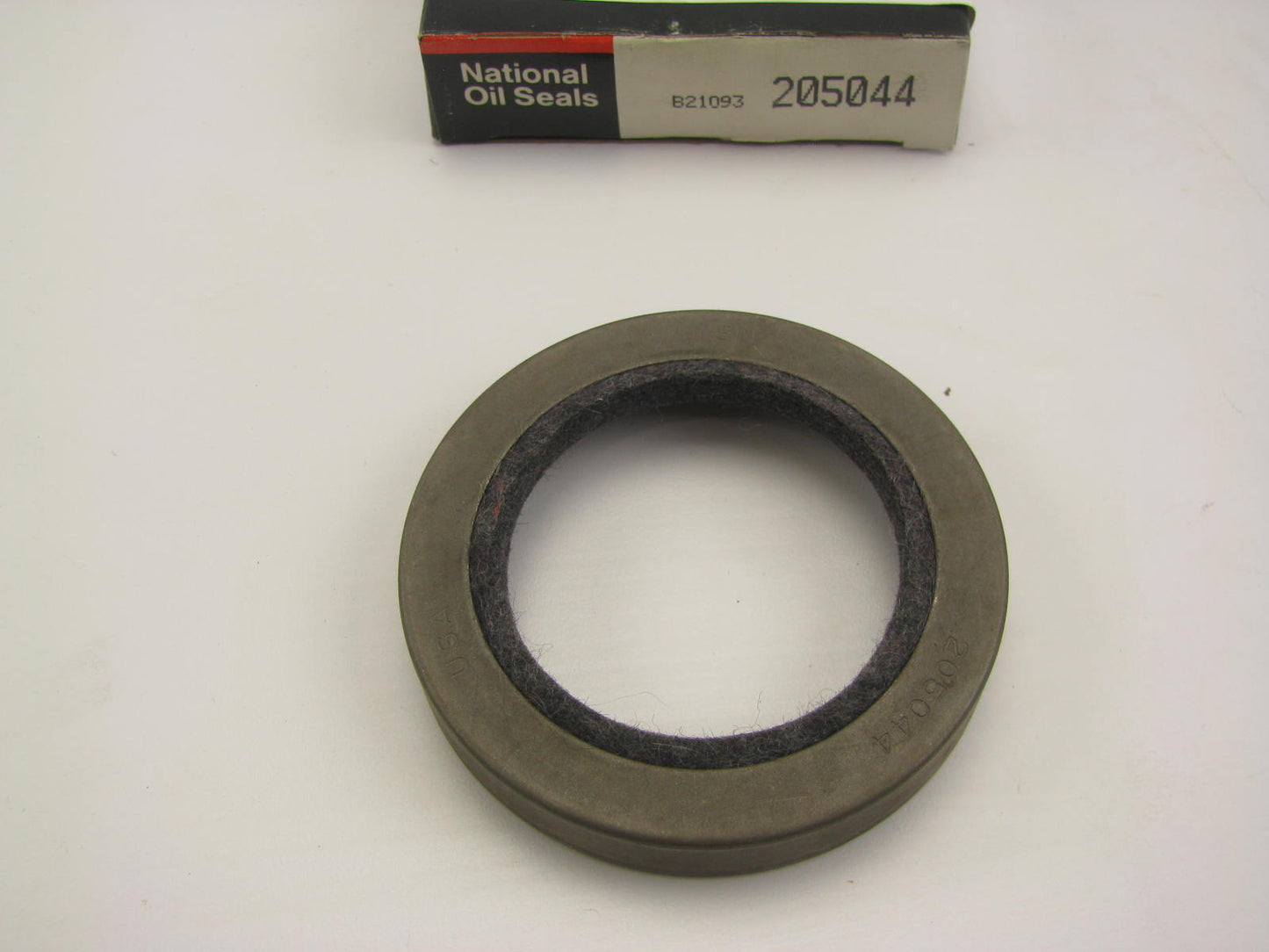 National 205044 Felt Oil Seal - 2.9688'' OD X 2.000'' ID X 0.5000'' Wide