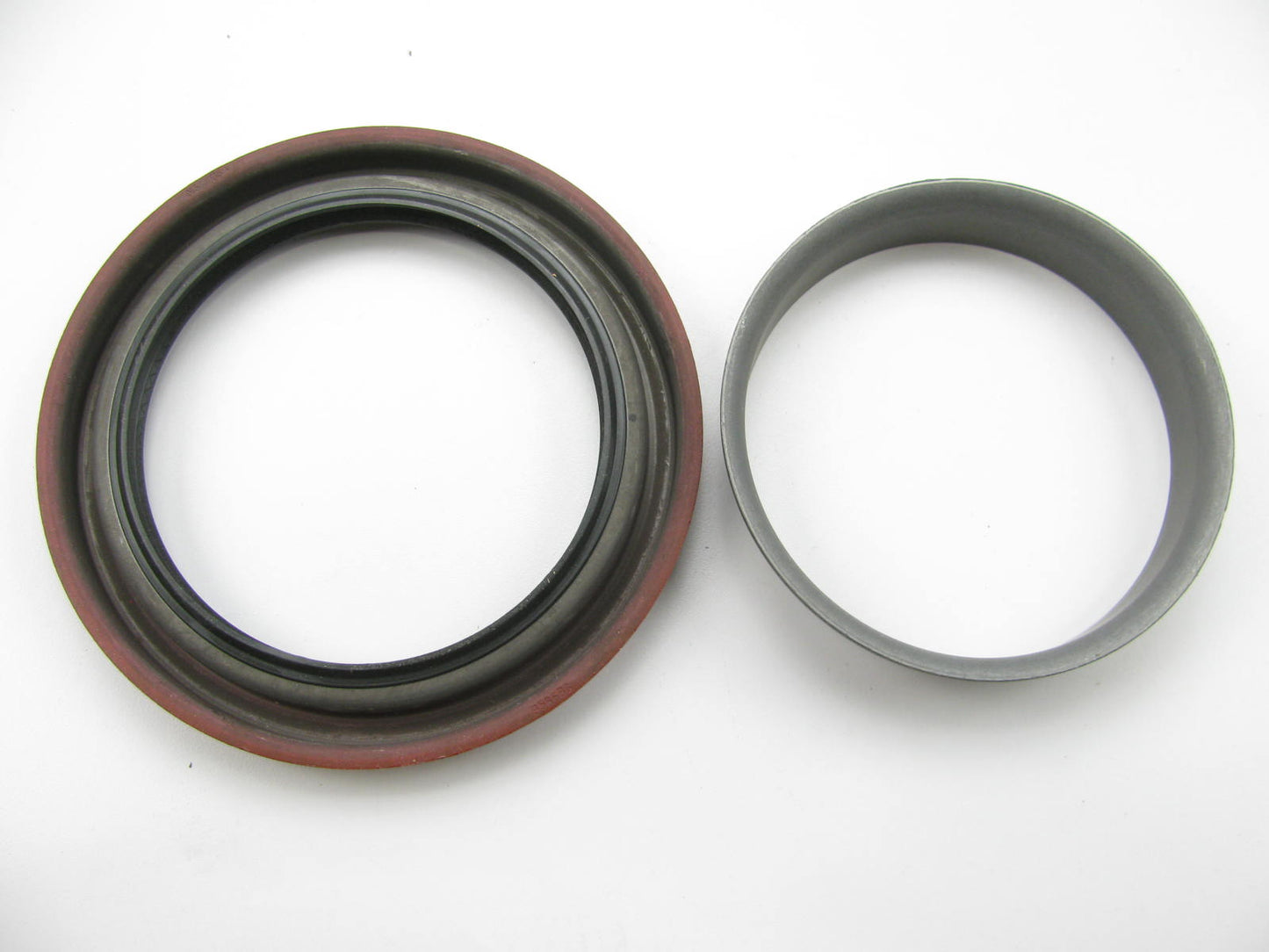 National 5076 Oil Bath Wheel Hub Seal - 3.938'' ID X 5.379'' OD X 1.015'' Wide