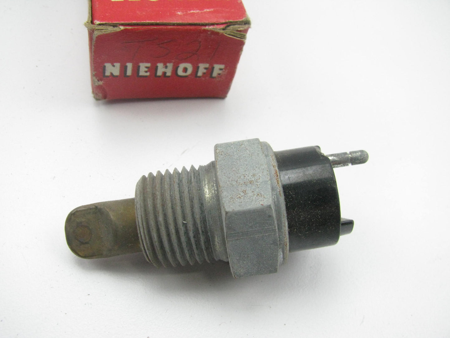 Niehoff DR134Y Water Temperature Sender Switch - 1962-1967 Chevy II, Chevelle