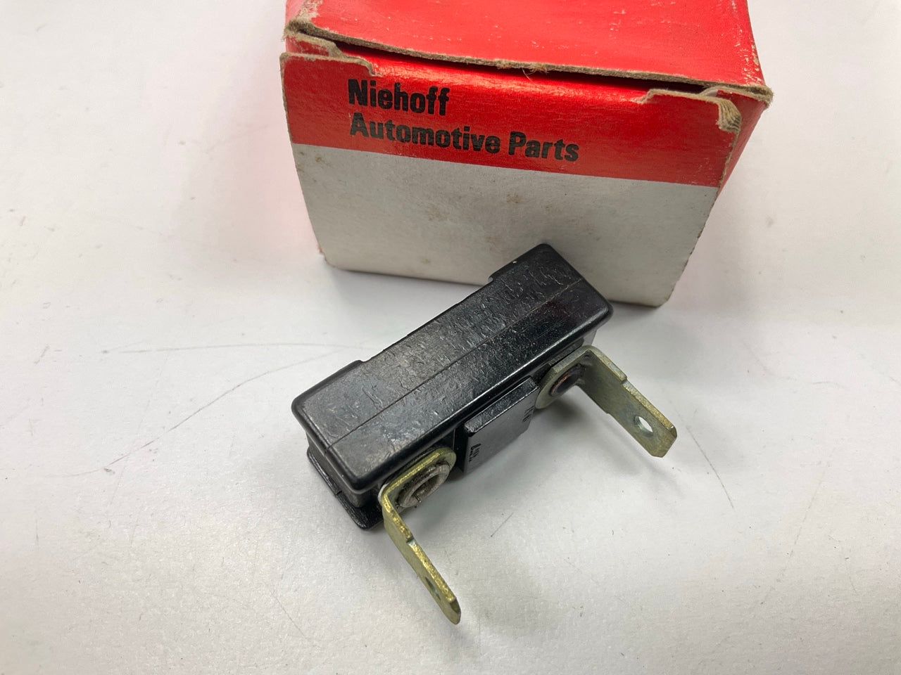 Niehoff UN-136XA Automotive Circuit Breaker, 5 Amp, W/ Two 1/4'' Blade Terminals