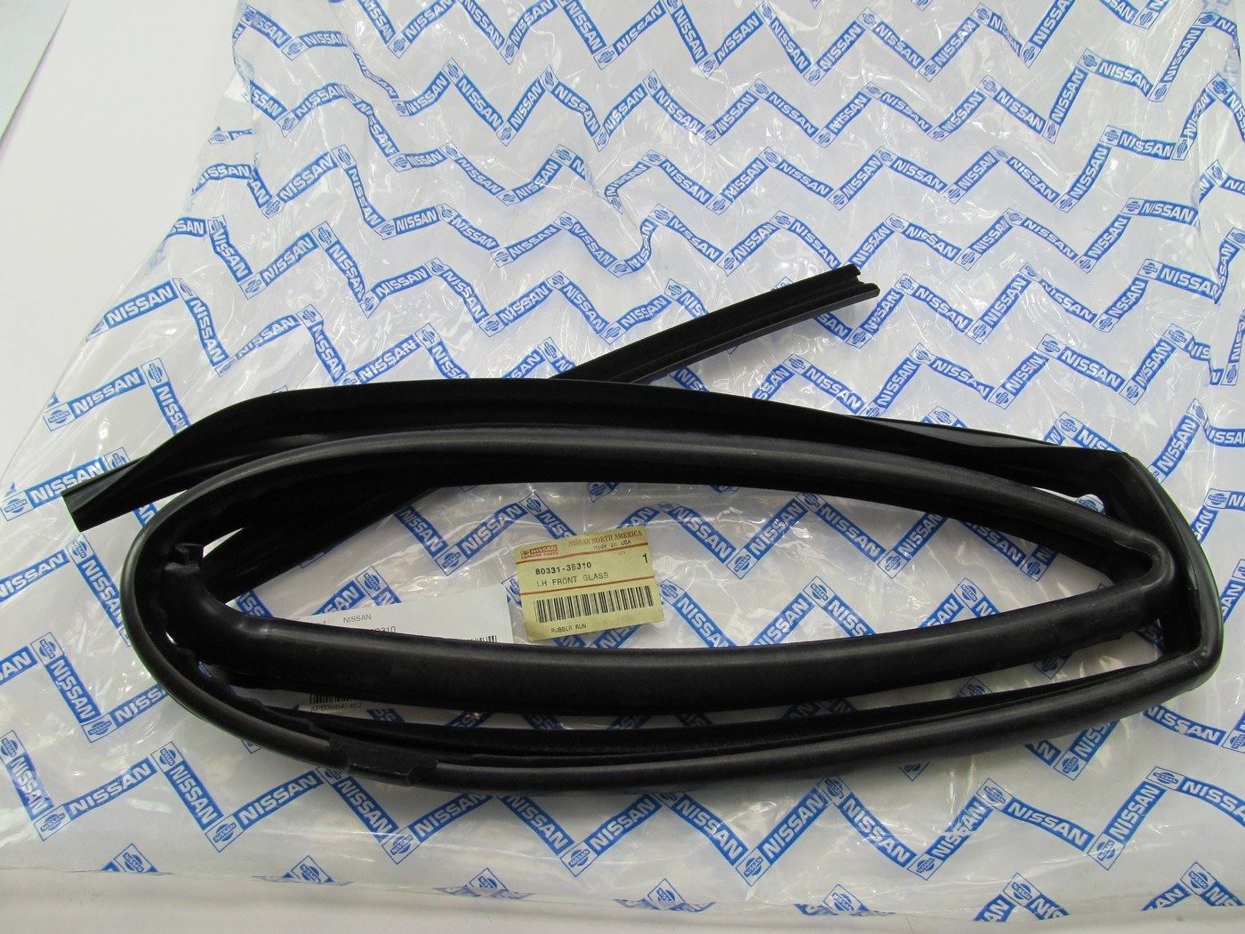 NEW Left Door Glass Run Channel Weatherstrip Seal For 1992-97 Nissan Pickup D21