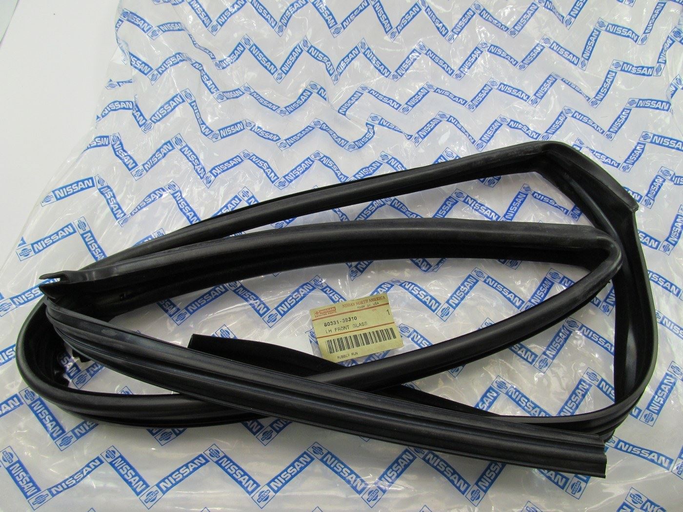 NEW Left Door Glass Run Channel Weatherstrip Seal For 1992-97 Nissan Pickup D21
