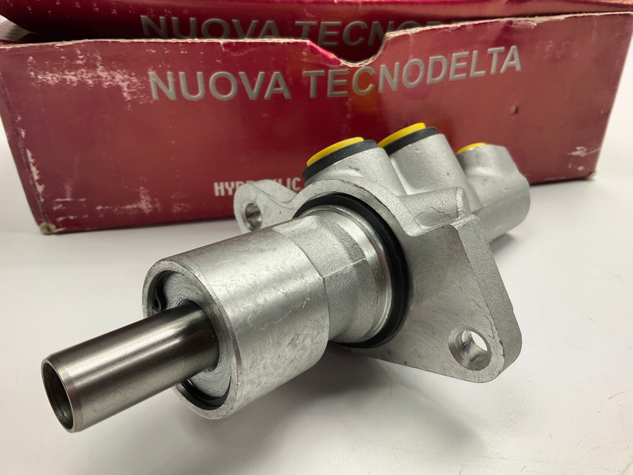 Nuova 0054302401 Brake Master Cylinder