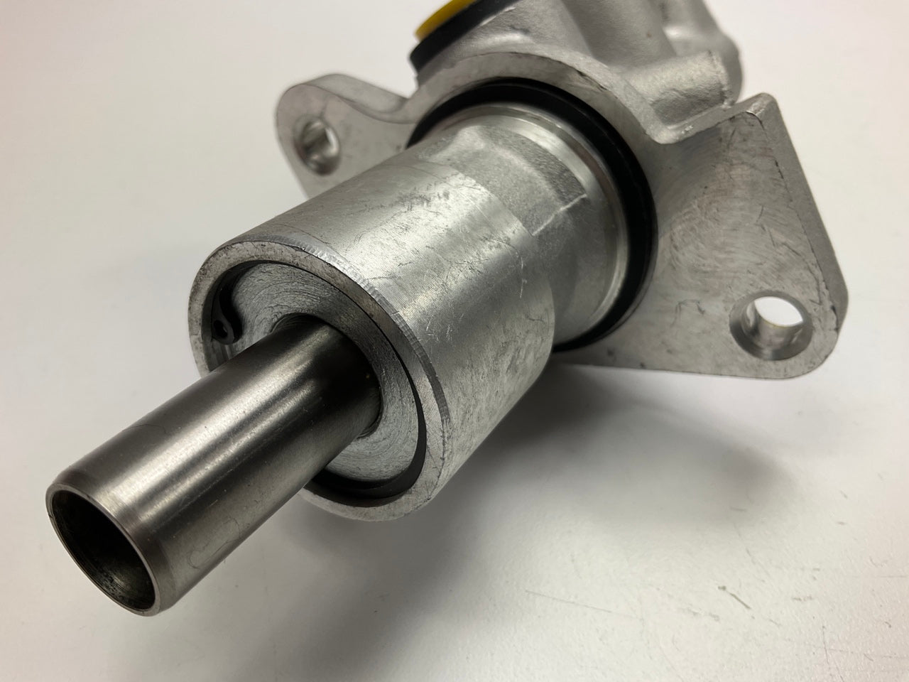 Nuova 0054302401 Brake Master Cylinder