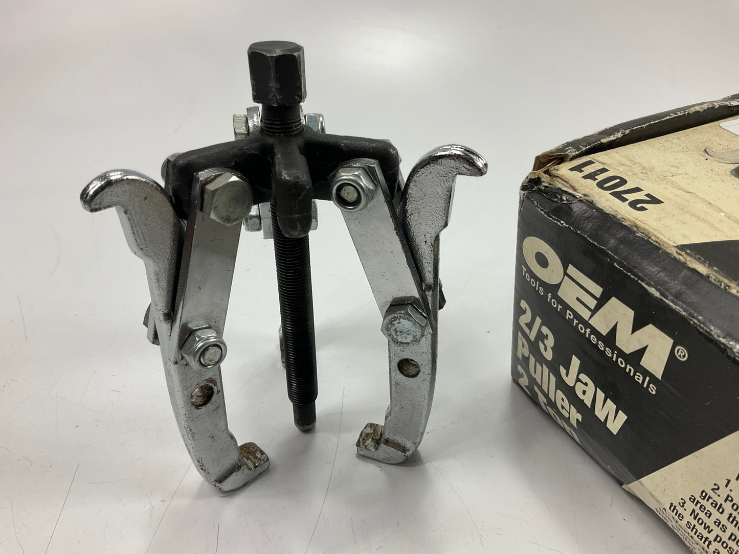 USED #26 - OEM Tools 27011 2-Ton Gear Pulley Puller, 2/3 Jaw, 3-1/4'' Spread