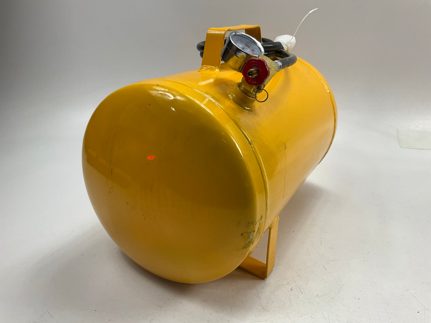 SMALL DENT - Performance Tool W10005 Hi-Viz 5-Gallon Portable Air Tank W/ Gauge