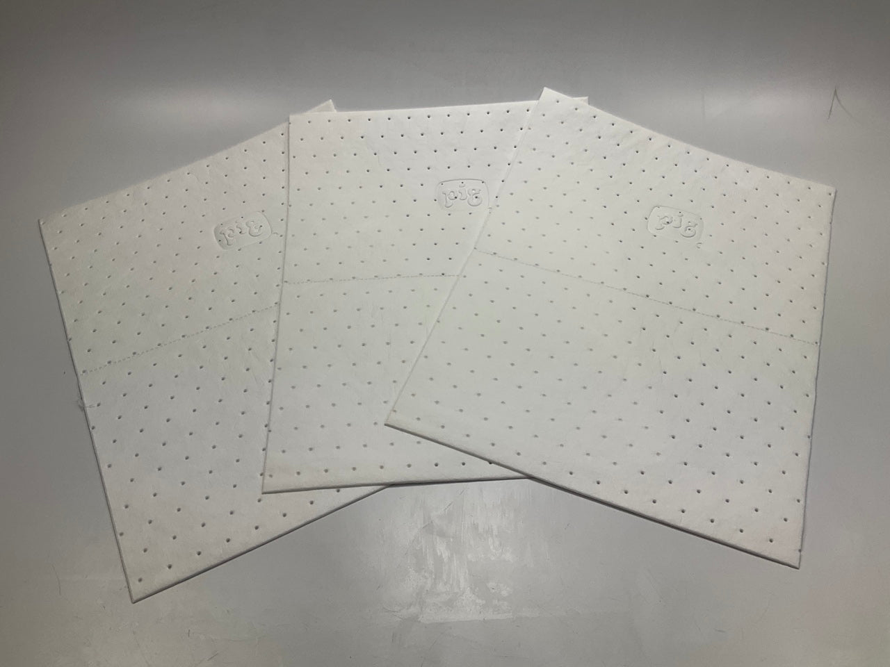 Pig 26300 Water-Repellent, Oil-Absorbent, Med-Weight Mat Pad 15'' X 20'' 100 Pack