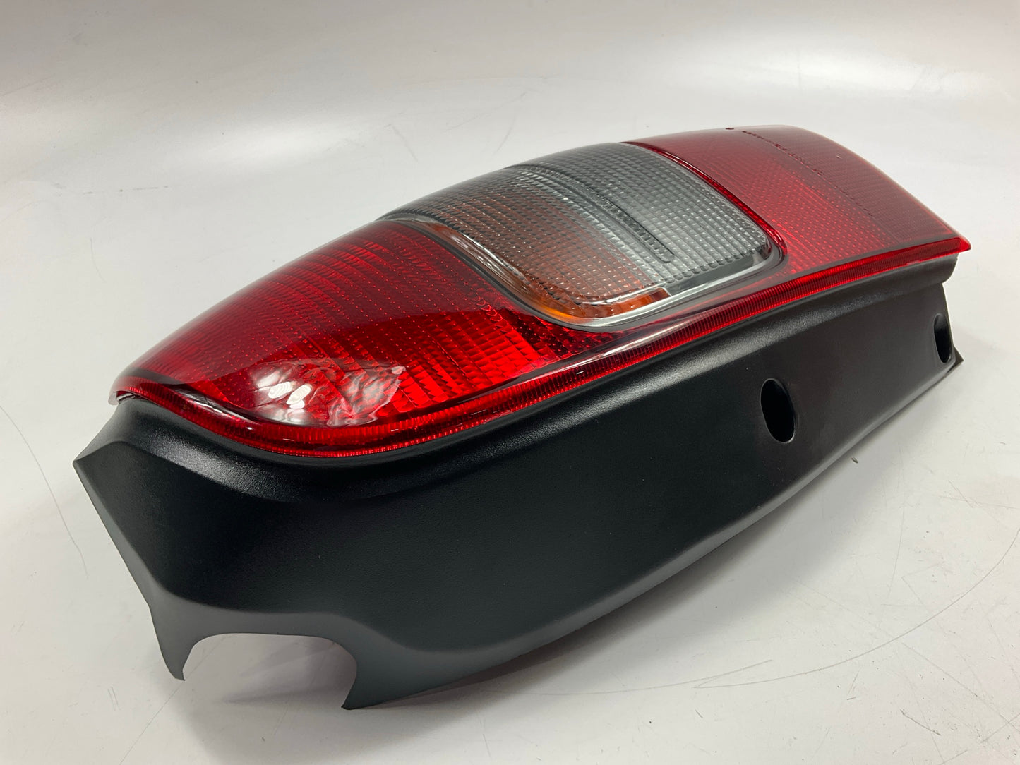 NEW - 11-5131-01 Passenger Side Tail Light Lamp For 1999-2005 Pontiac Montana