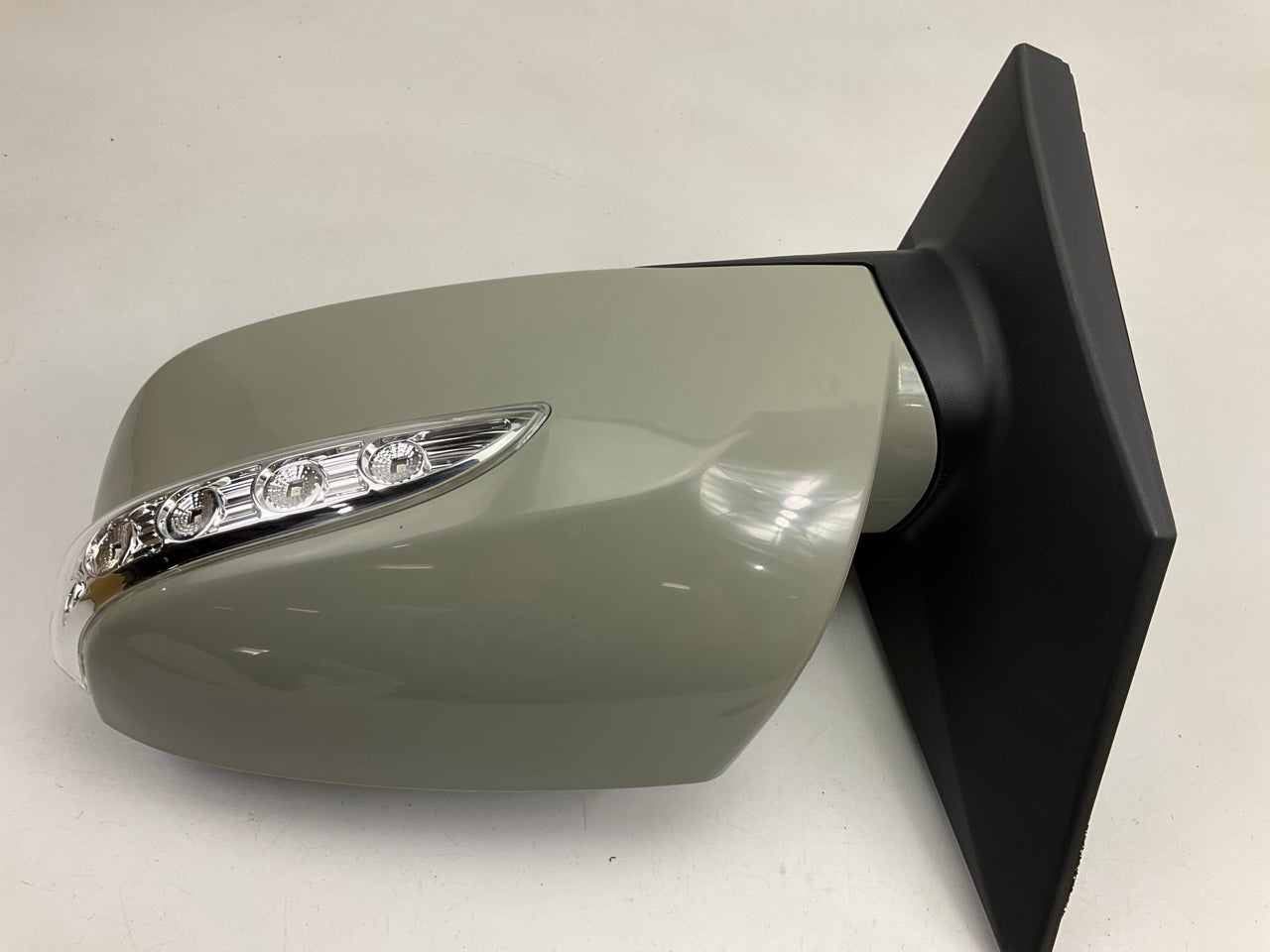 Pilot HY819410DL Left Drivers Side Mirror, Power, Non-Heated For 10-11 Tucson
