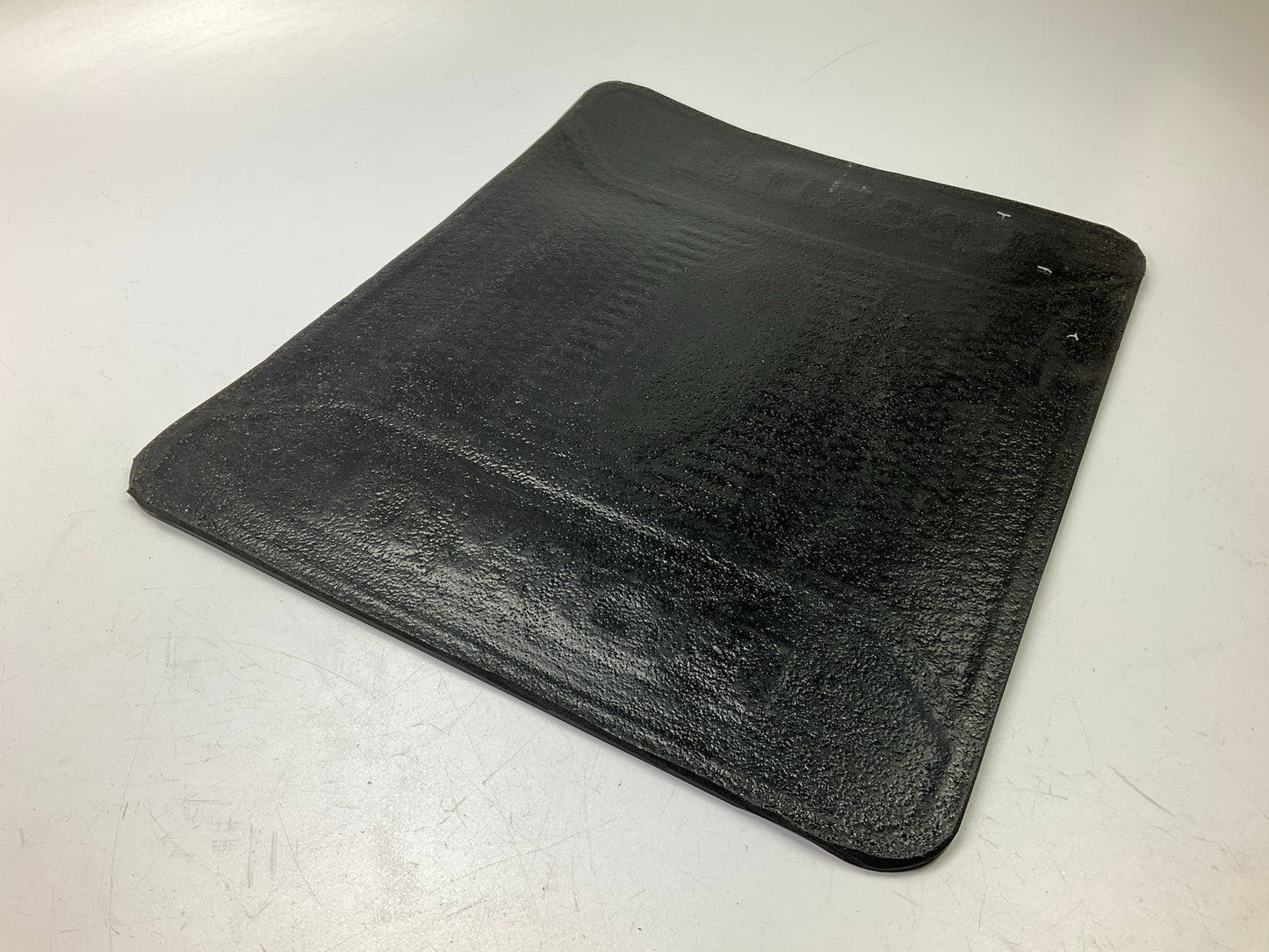 Plasticolor 1189R Rear Universal Rubber Floor Mats - Ford Oval Logo, 17''x14''