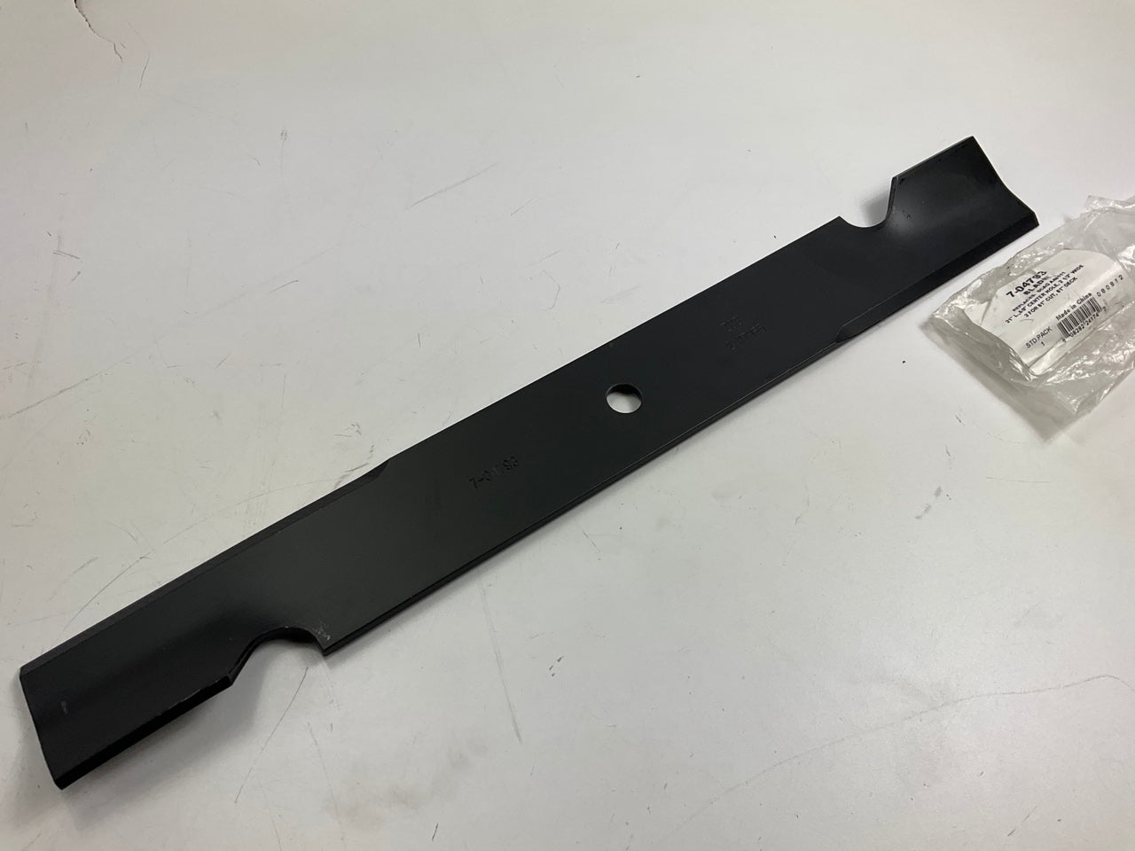Primeline 7-04793 Lawn Mower Blade 21'' L 5/8'' Center Hole 2 1/2'' Wide