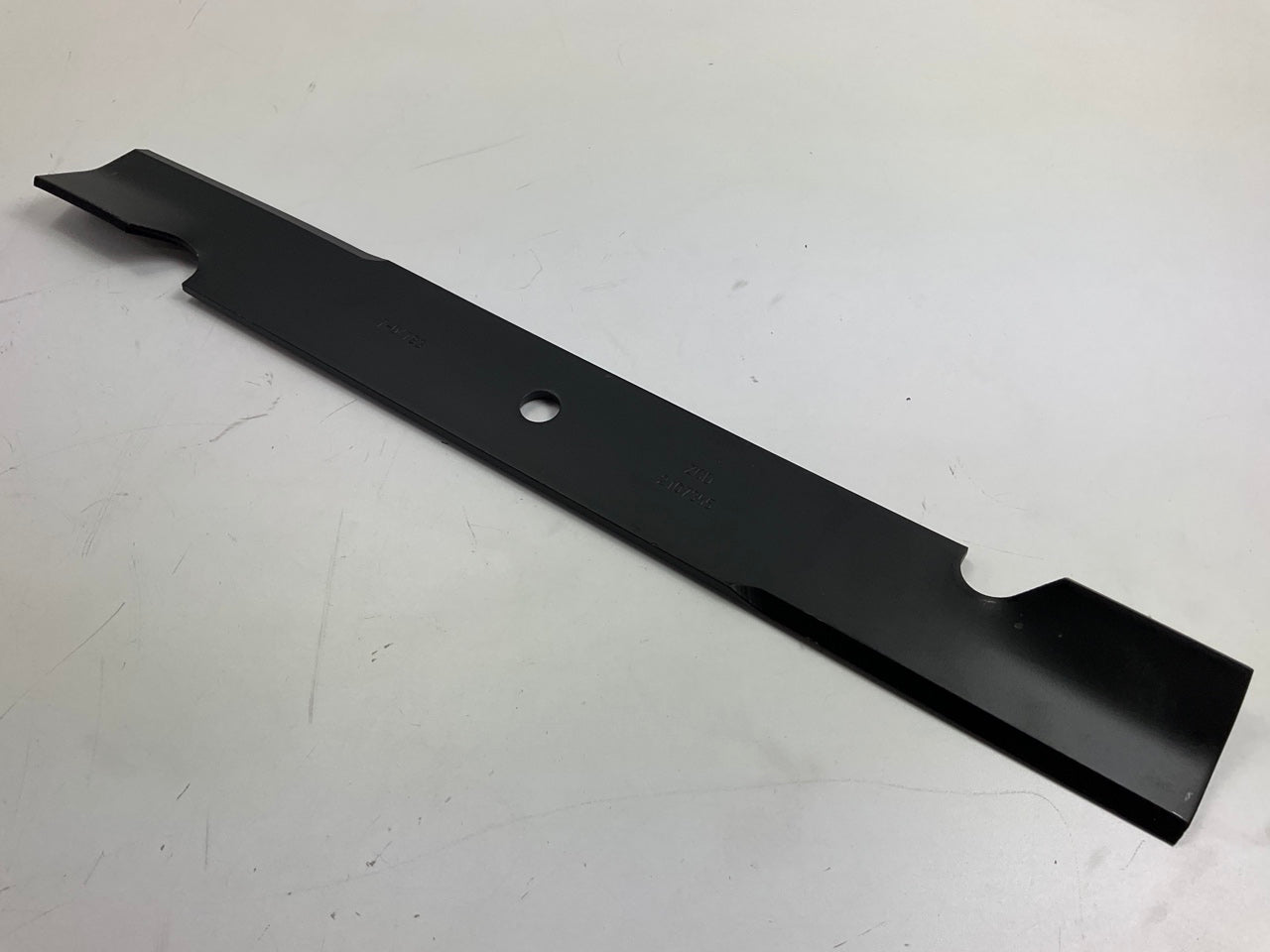 Primeline 7-04793 Lawn Mower Blade 21'' L 5/8'' Center Hole 2 1/2'' Wide