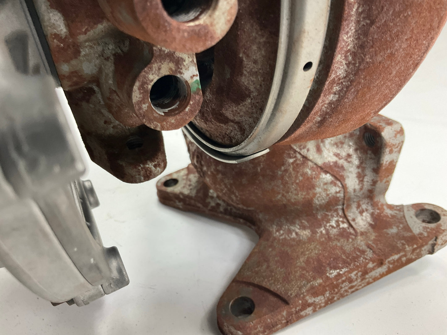 HAS RUST SEE PHOTOS A8370104R Turbocharger Turbo - 04-05 GM 6.6L Duramax Diesel