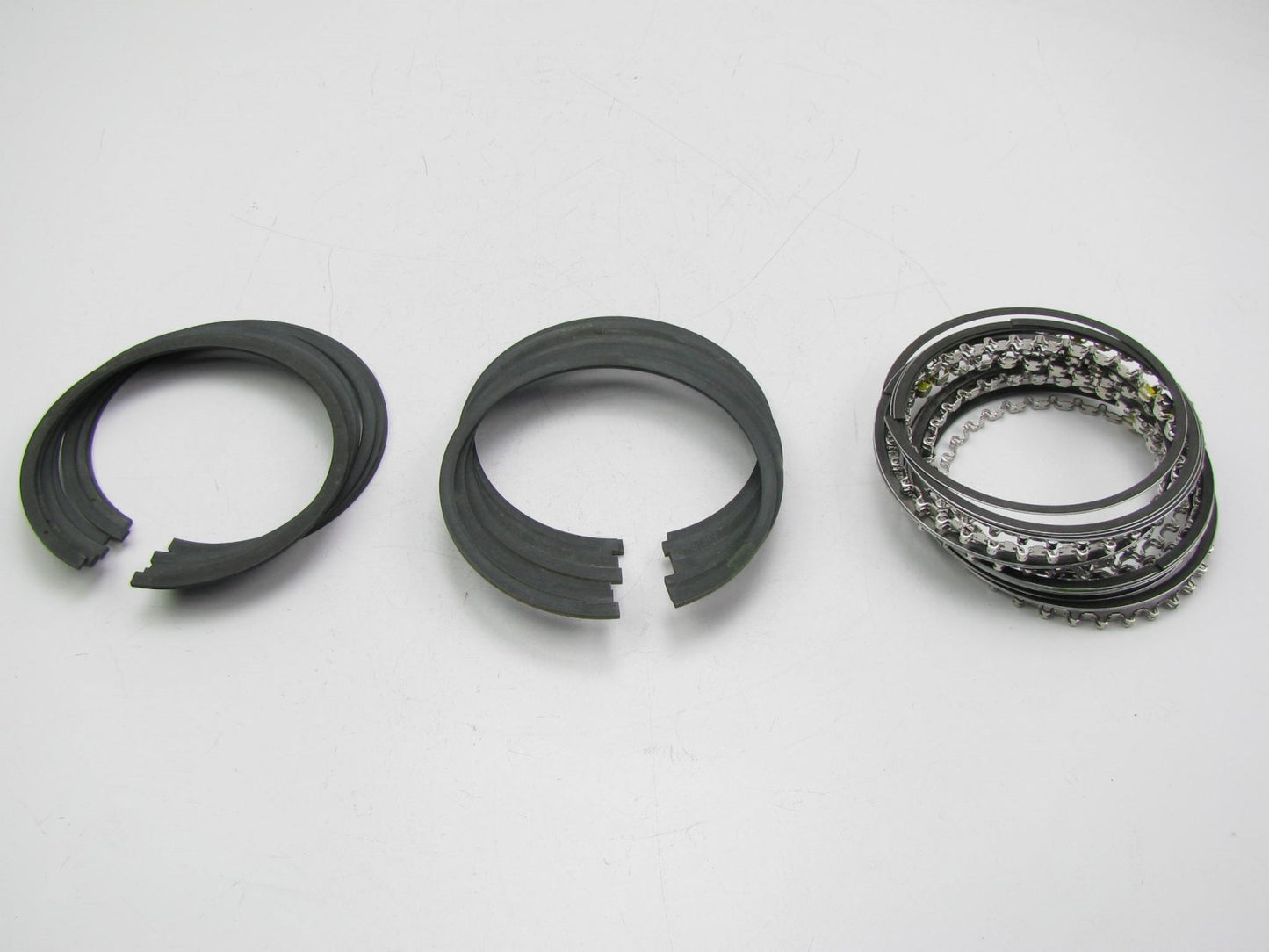 FORD 359 361 389 391 LN600 B700 F600 V8 Truck 0.040'' Piston Rings E355K-040