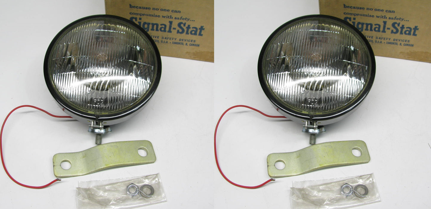 (2) Vintage Signal-Stat 657W 1-wire Fog Light Lamps With Mounting Hardware