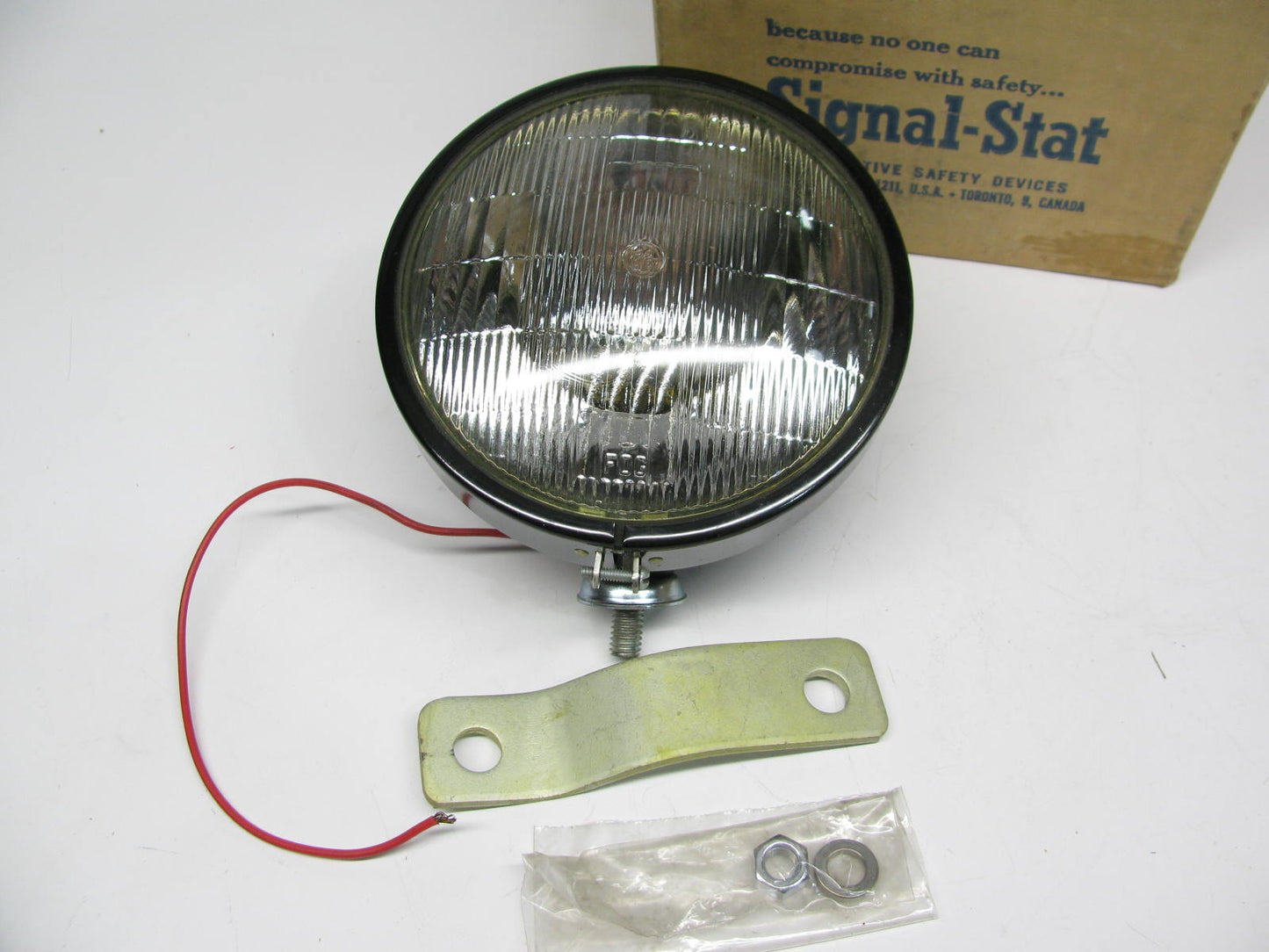 Vintage Signal-Stat 657W 1-wire Fog Light Lamp With Mounting Hardware