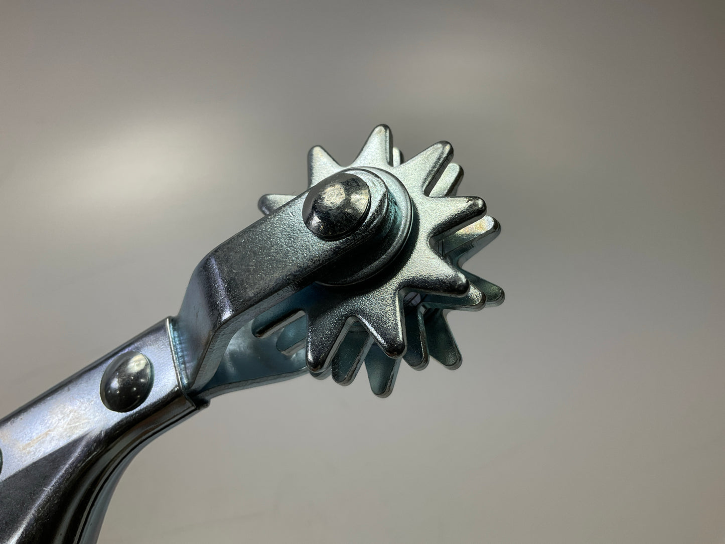 Sm Arnold V1 Pistol-grip Tool, With Rotating Spurs, Easy Cleaning Buffing Pads