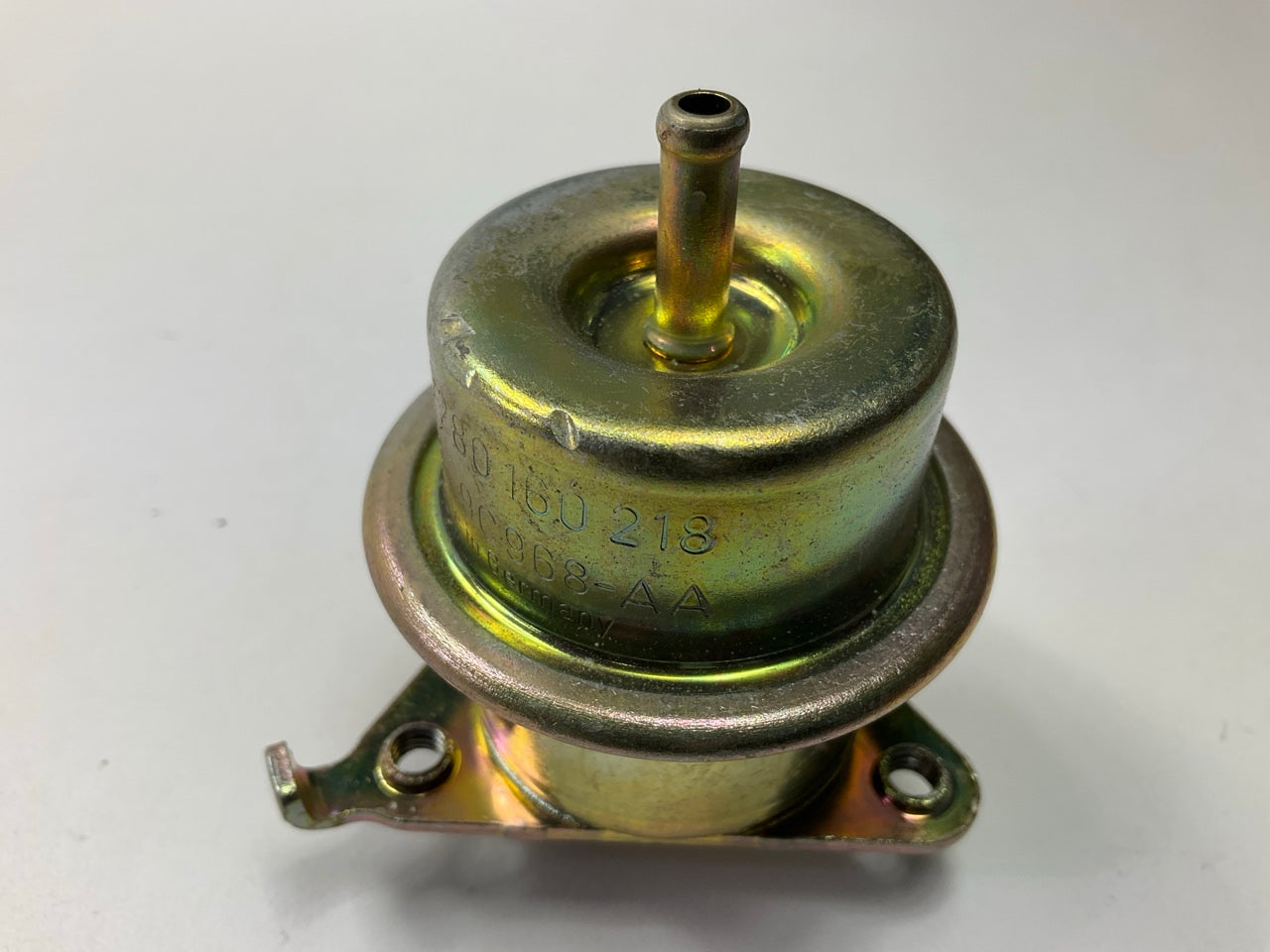 NEW - UNBOXED  1986-1987 Ford 302 5.0L V8 Fuel Pressure Regulator OEM 0280160218