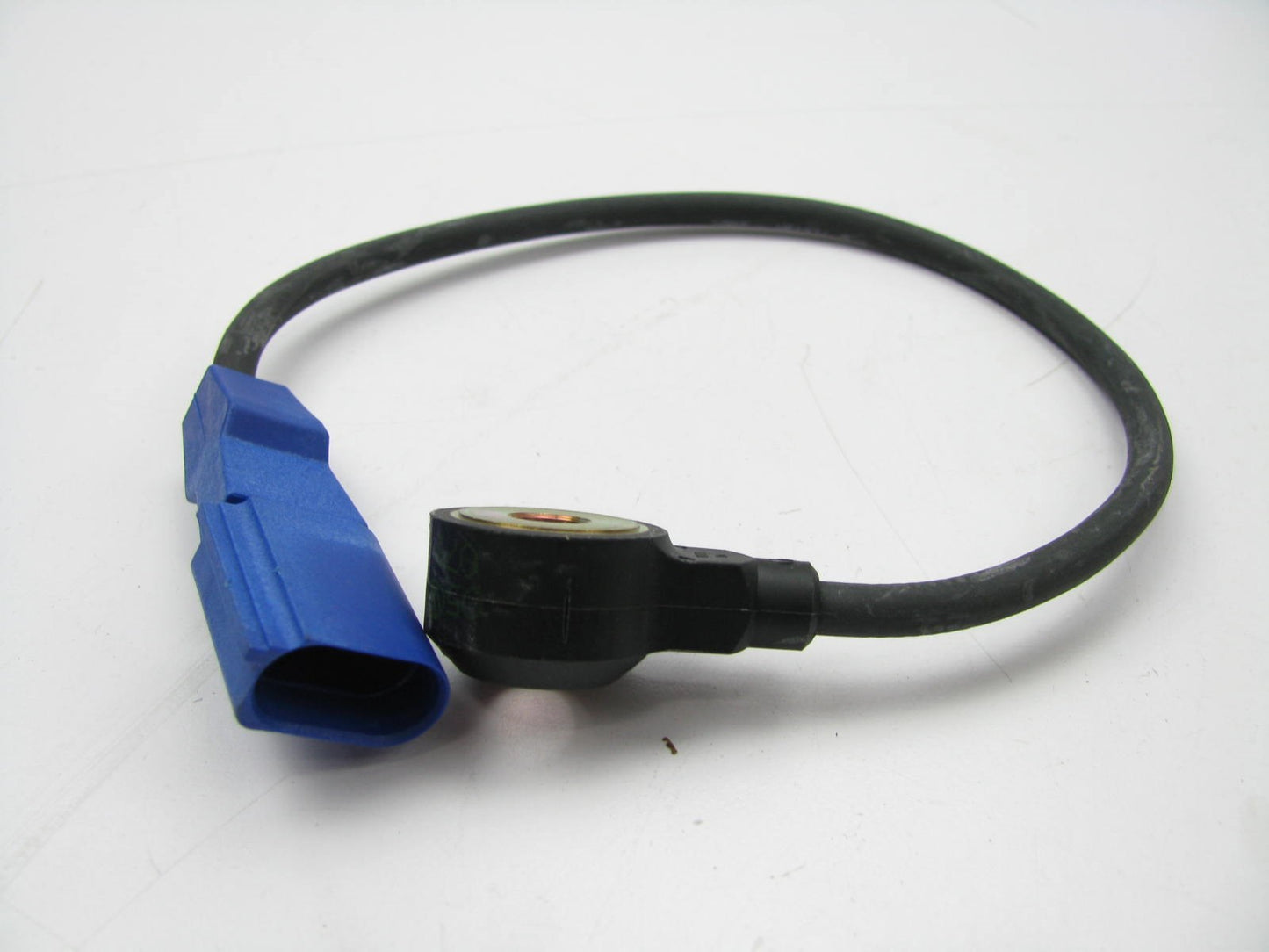 NEW - OUT OF BOX 079905377D Ignition Knock Detonation Sensor