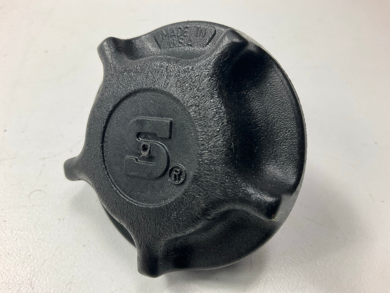 NEW - OUT OF BOX - STANT 10081 Engine Oil Filler Cap