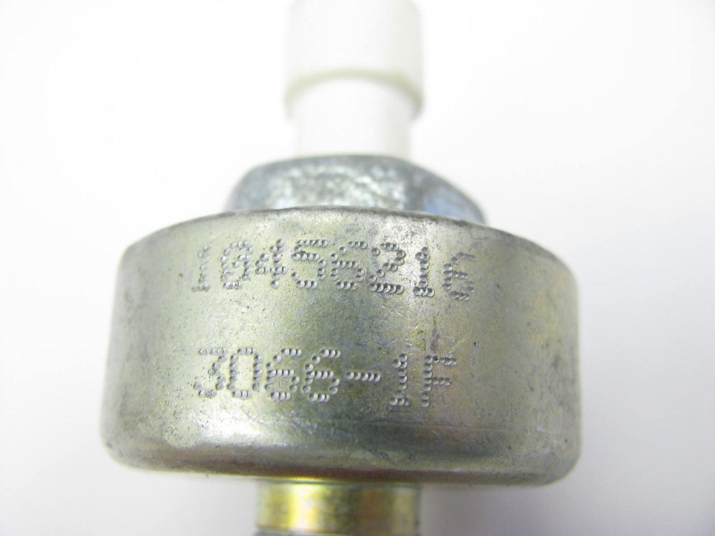 NEW OUT OF BOX 10456216 Ignition Knock Detonation Sensor 1997-98 GM 6.0L 7.0L-V8