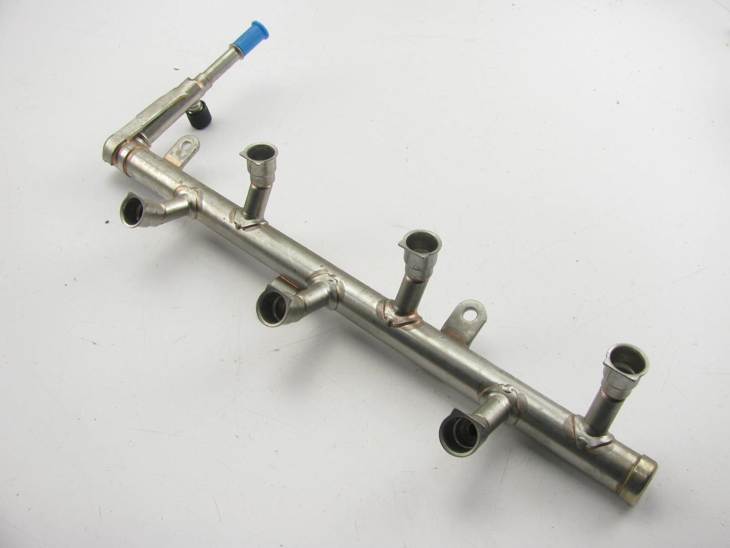NEW - OUT OF BOX - OEM GM 12572886 Empty Fuel Rail 2004-2007 Cadillac 3.6L V6