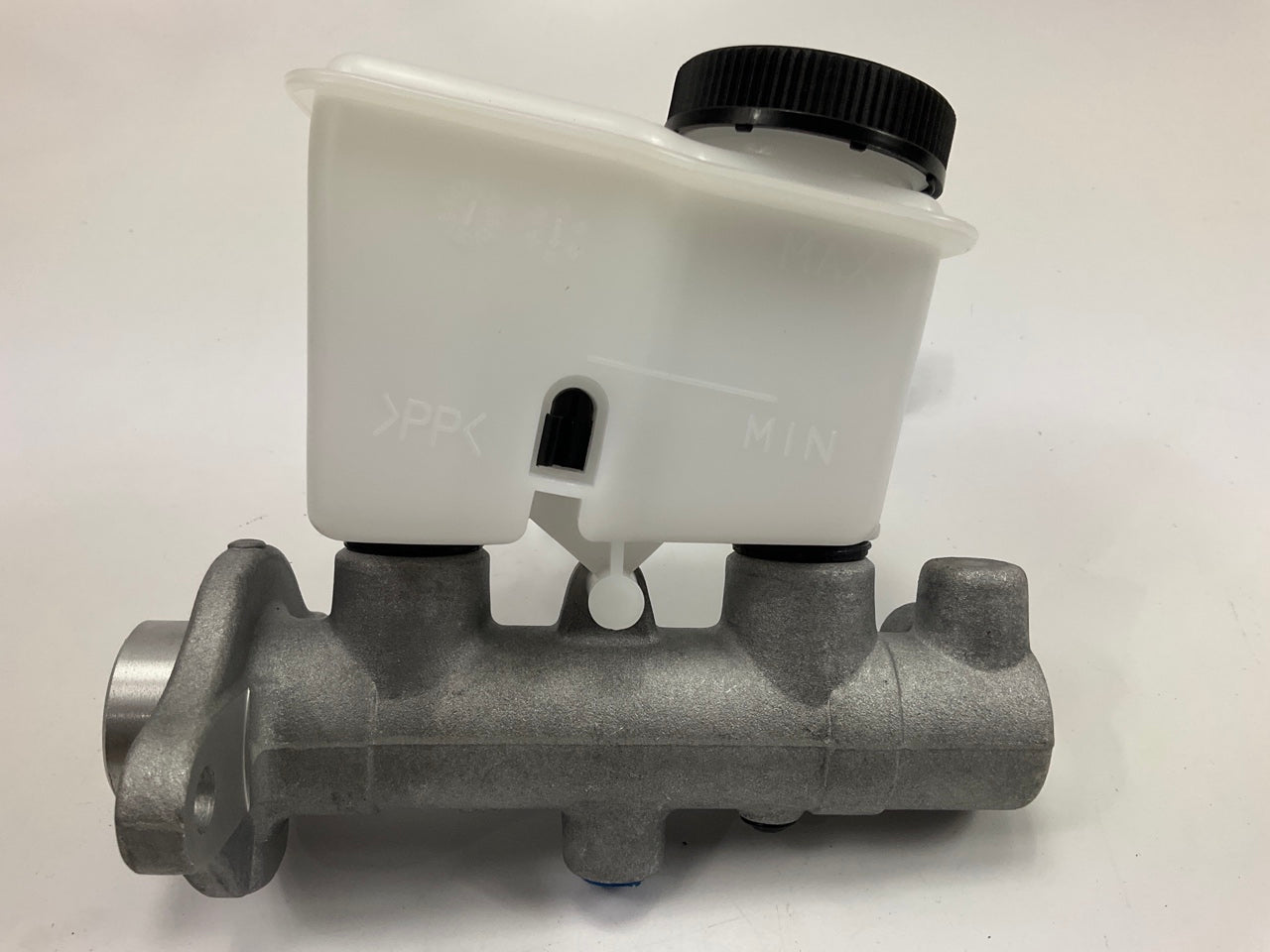 NEW - OUT OF BOX 132670 Brake Master Cylinder With Reservoir