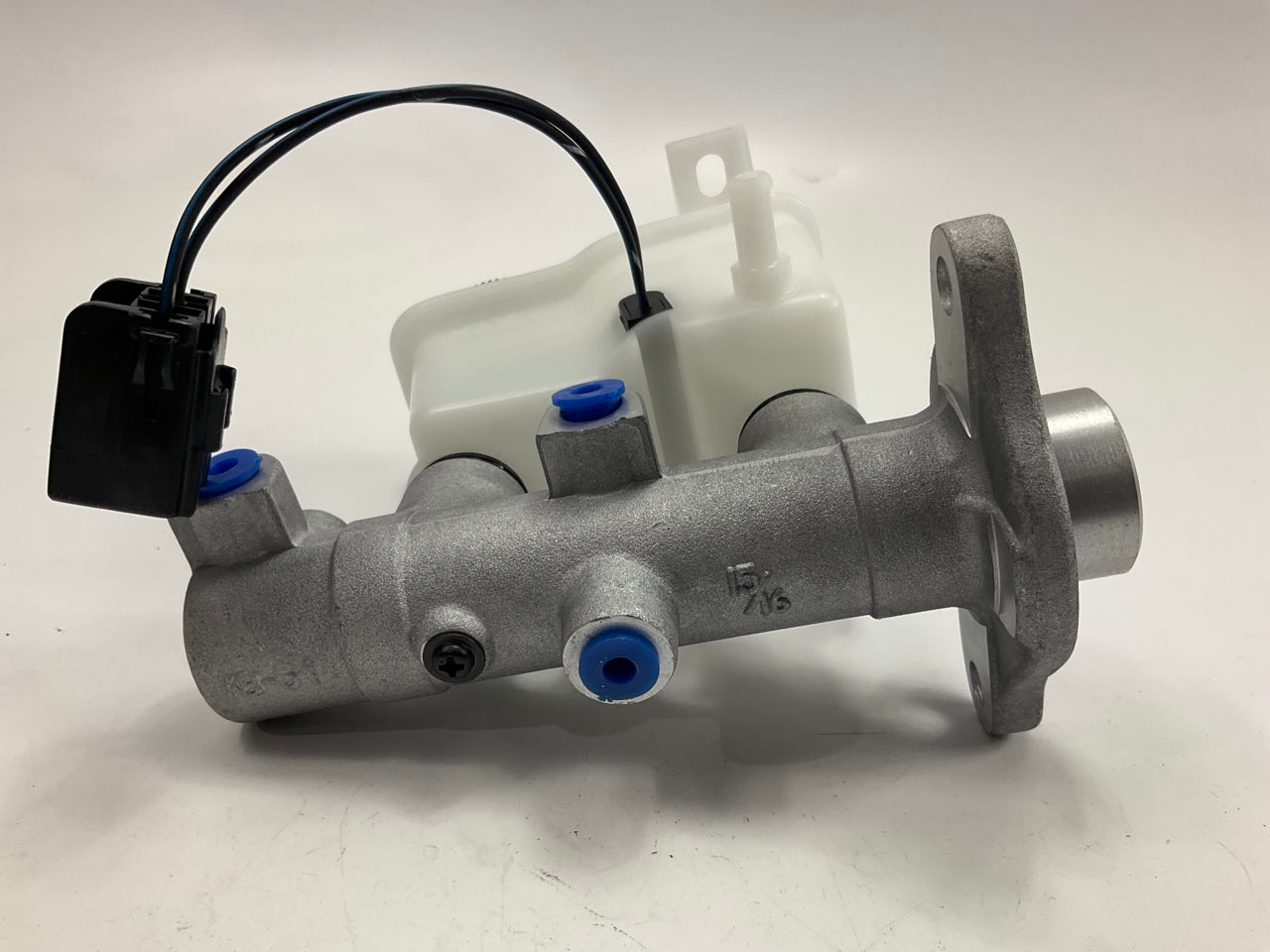 NEW - OUT OF BOX 132670 Brake Master Cylinder With Reservoir