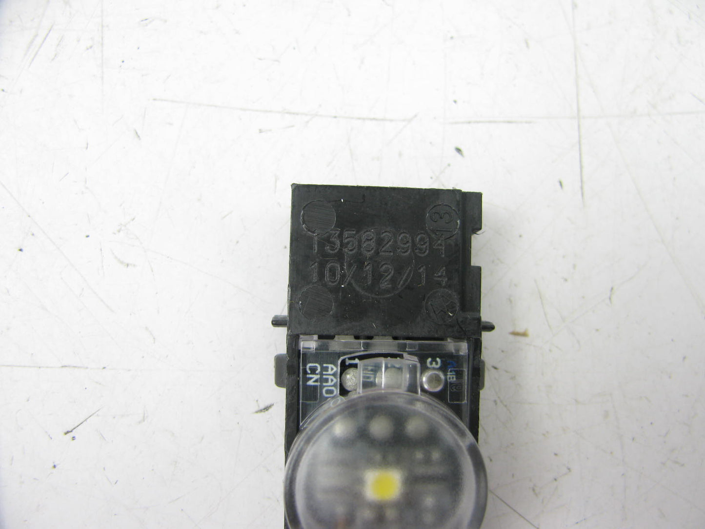 NEW OEM GM Cadillac Chevrolet Courtesy Console Glove Box LED Lamp 13582994