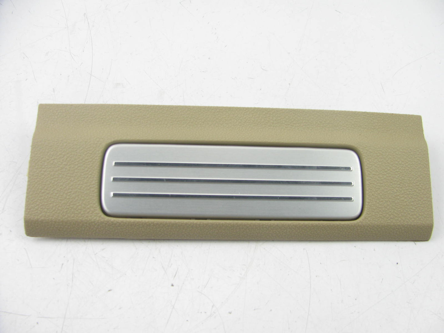 New OEM GM Short Rear Sill Plate 15873279 For 07-14 Tahoe Yukon - Cashmere