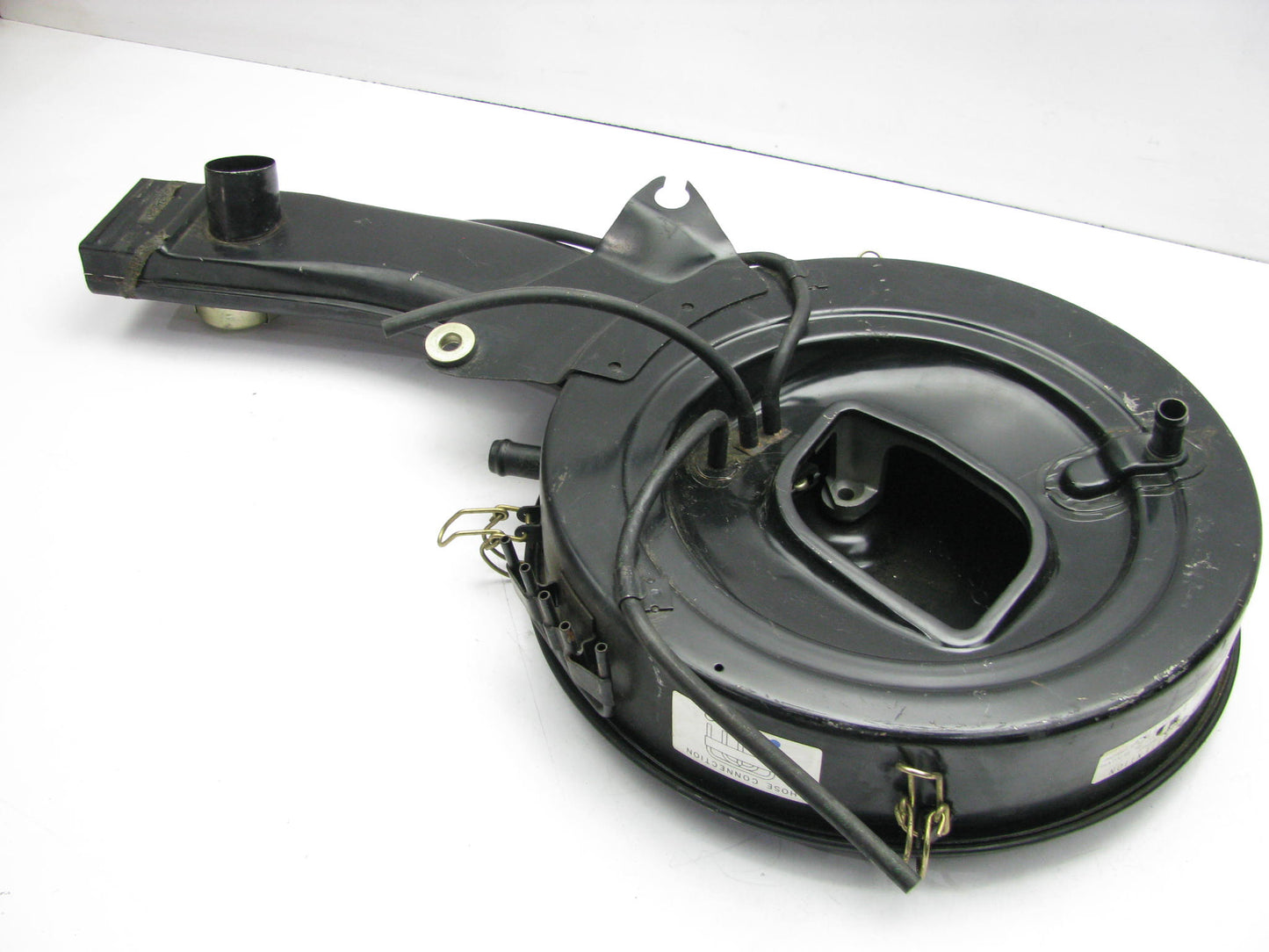 SMALL DENT - NEW GENUINE OEM Air Cleaner For 1986-1989 Nissan Pickup 2.4L Z24