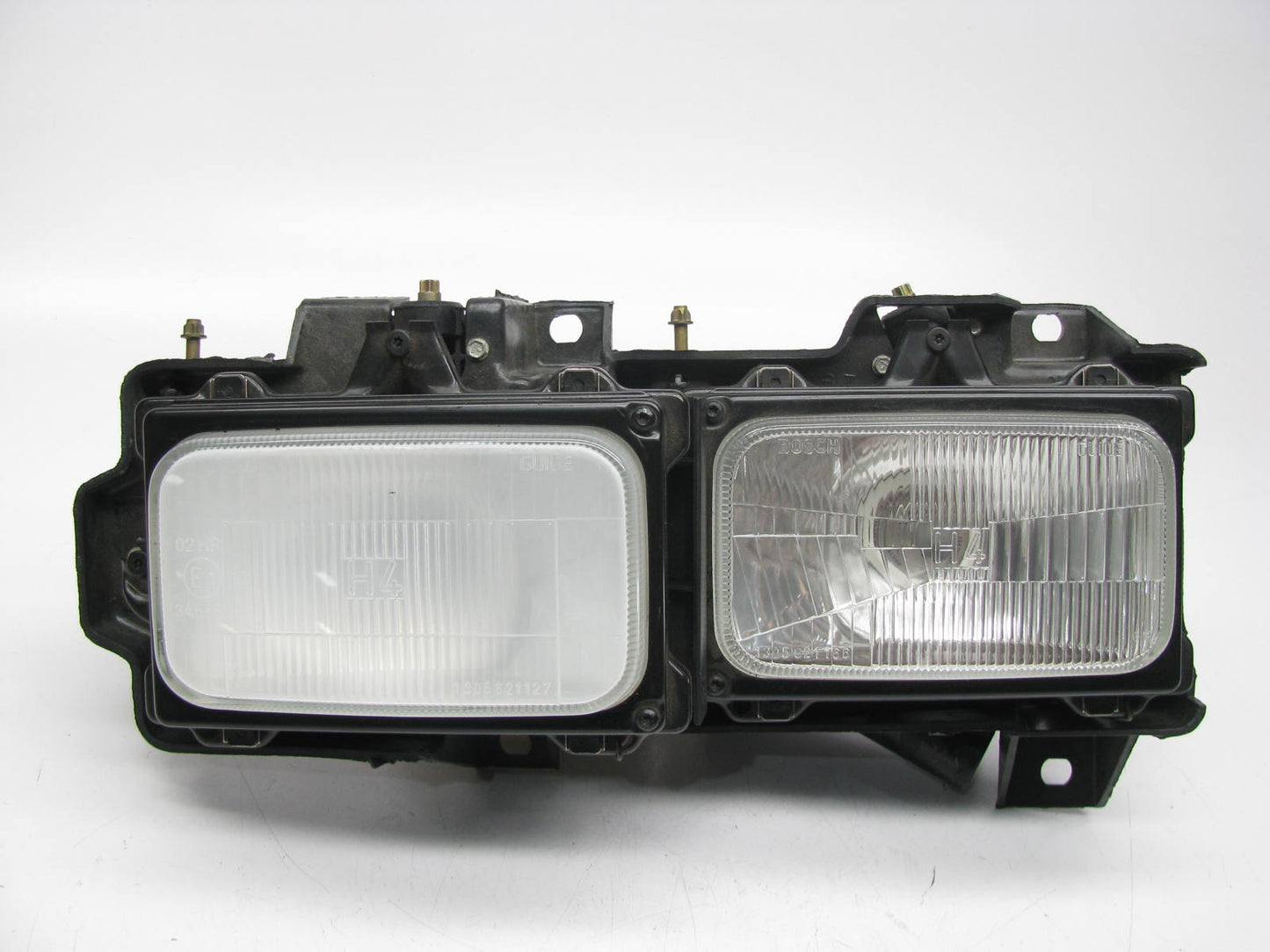 NEW - UNBOXED GM Left Headlamp W/ Bracket & Bulbs For 1988-1989 C/K Trucks