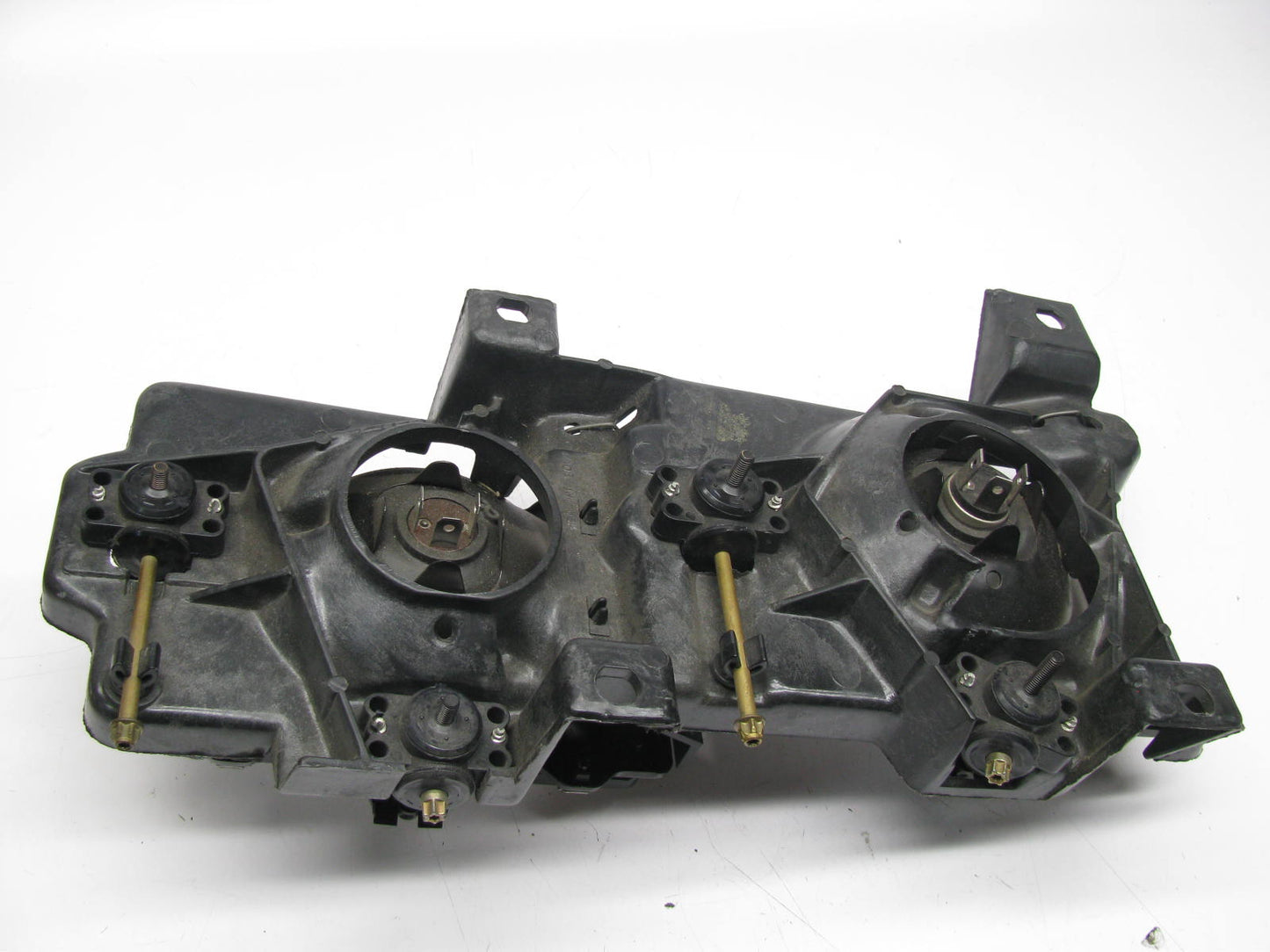 NEW - UNBOXED GM Left Headlamp W/ Bracket & Bulbs For 1988-1989 C/K Trucks