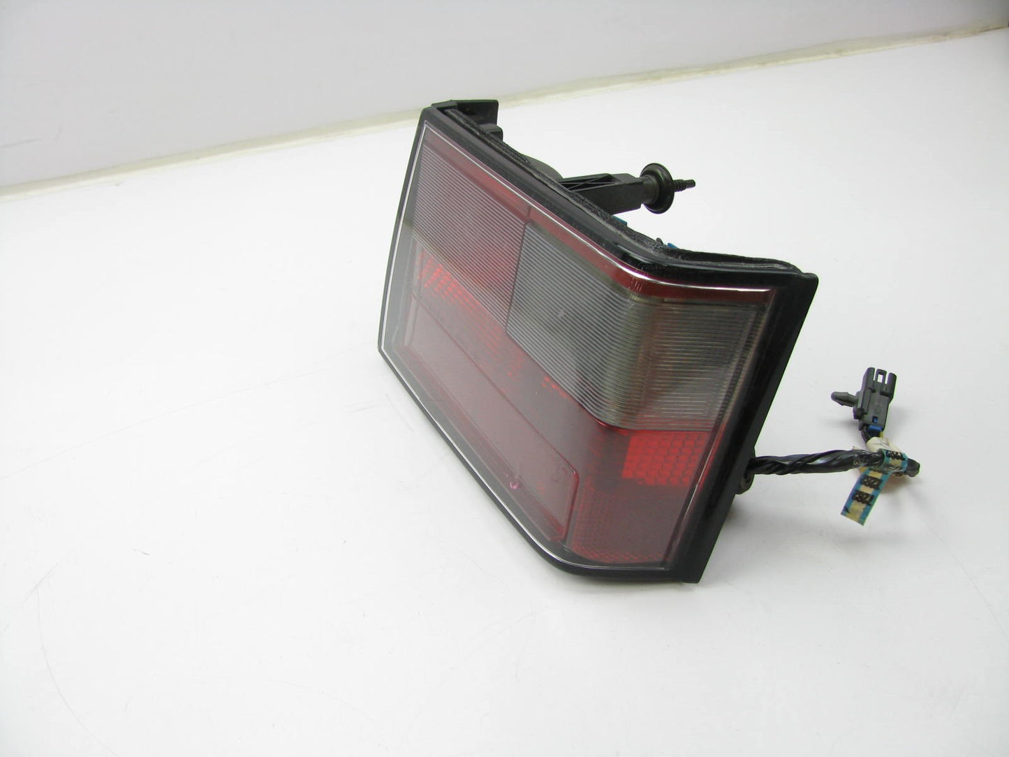 USED - OEM GM 16521993 Left Drivers Side Tail Light Lamp 1992-1997 Seville