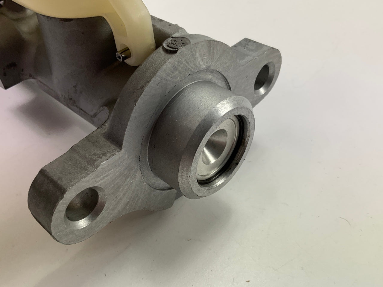 NEW - OUT OF BOX OEM GM 18016548 Brake Master Cylinder - 05-13 CORVETTE