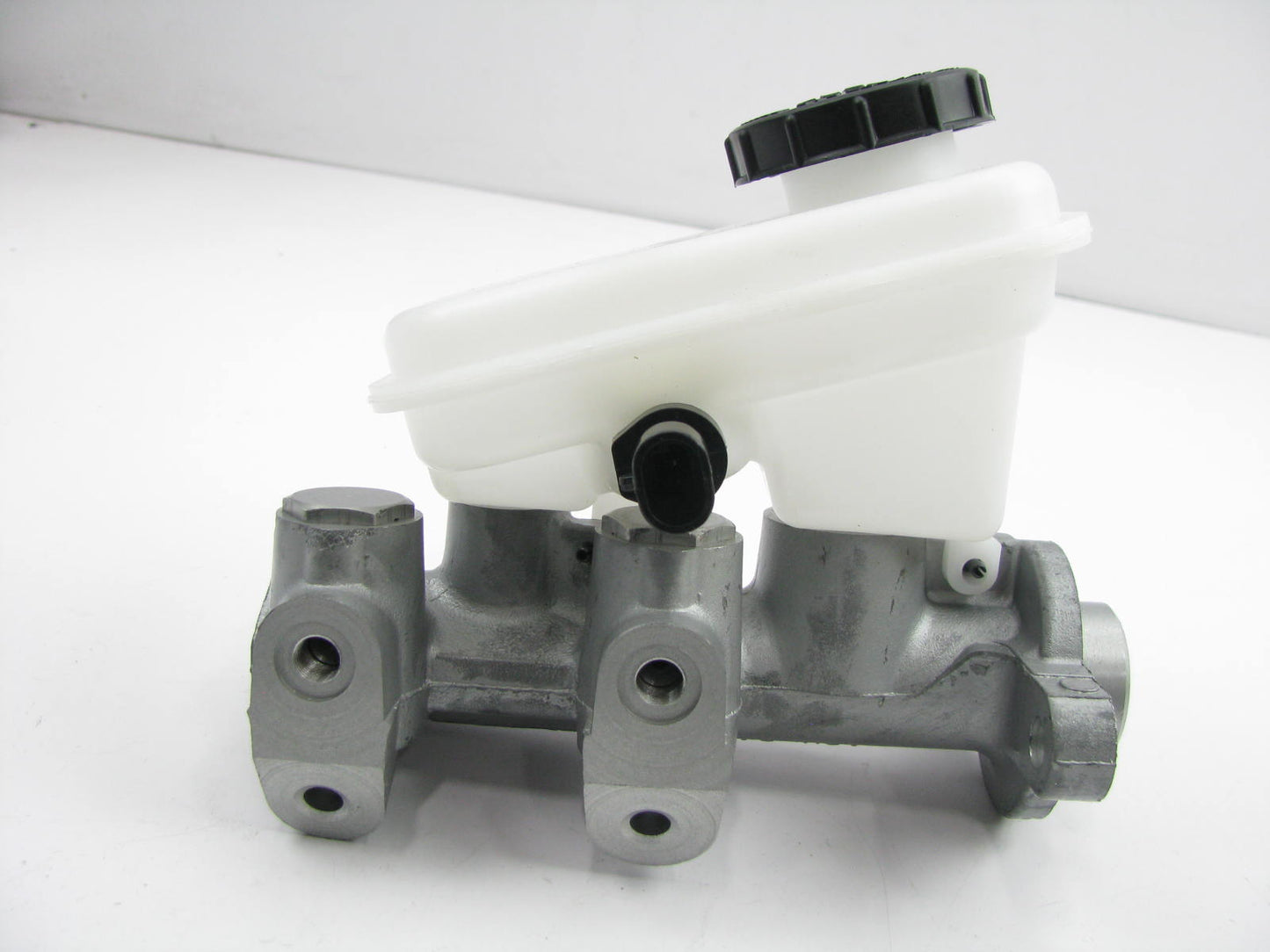 NEW - Out Of Box 18M740 Brake Master Cylinder With Reservoir - M390276