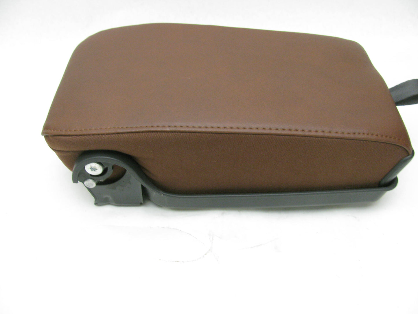 NEW OUT OF BOX 1DU801UYAA Second Row Center Armrest OEM For 06-10 Commander