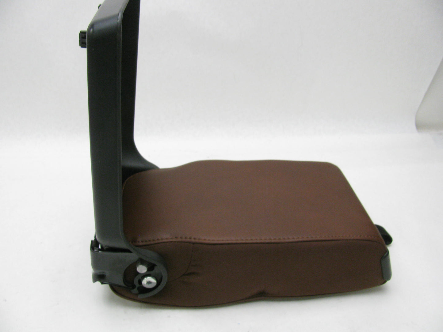 NEW OUT OF BOX 1DU801UYAA Second Row Center Armrest OEM For 06-10 Commander