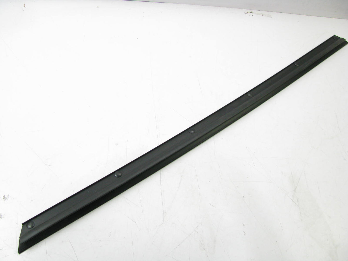 NEW OEM FOR GM Front Door-Lower Weatherstrip Weather Strip Seal Left 20835970