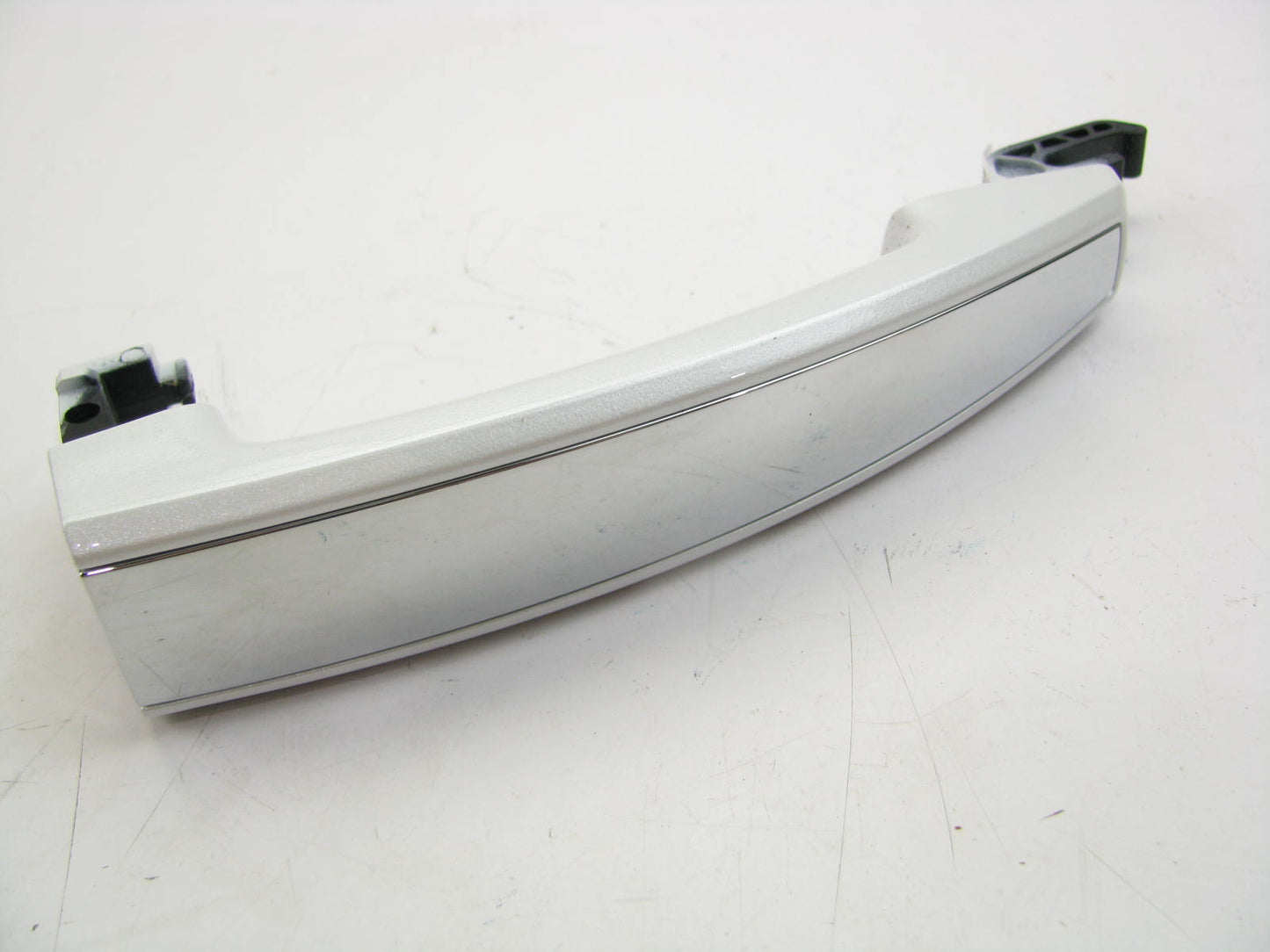 NEW OEM GM Exterior Door Handle 23122482 White W/chrome NON-Passive Entry