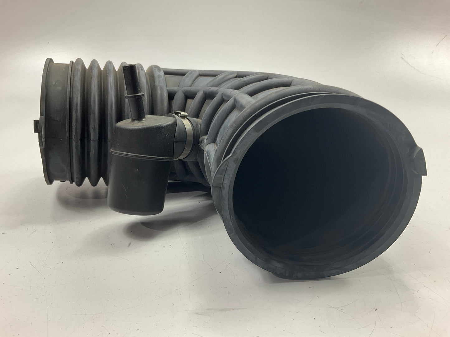 NEW 14-15 Chevrolet Camaro 7.0L Z28 Air Cleaner Outlet Duct Air Hose 23164576