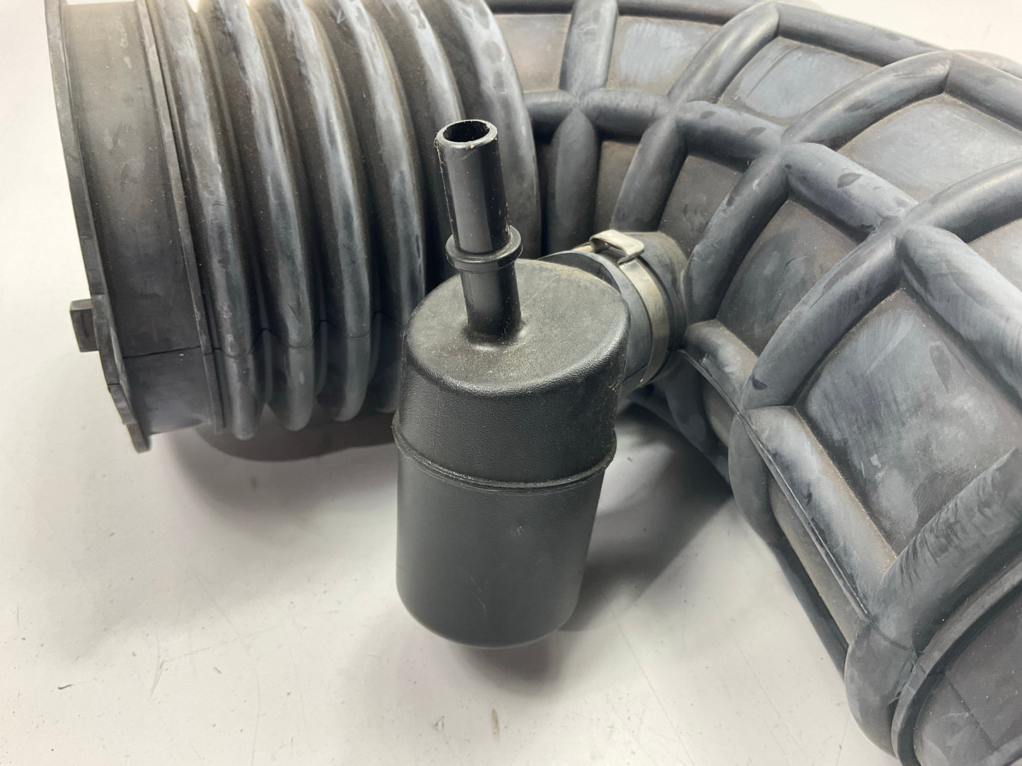 NEW 14-15 Chevrolet Camaro 7.0L Z28 Air Cleaner Outlet Duct Air Hose 23164576