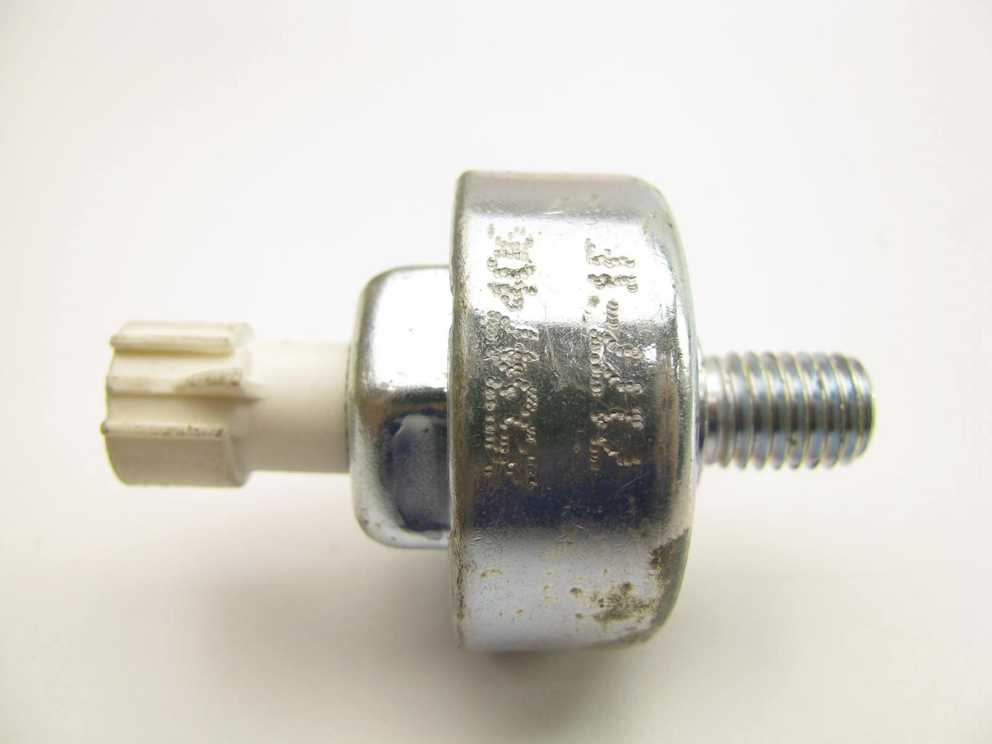 NEW - OUT OF BOX - GENUINE OEM GM 25347406 Ignition Knock Detonation Sensor