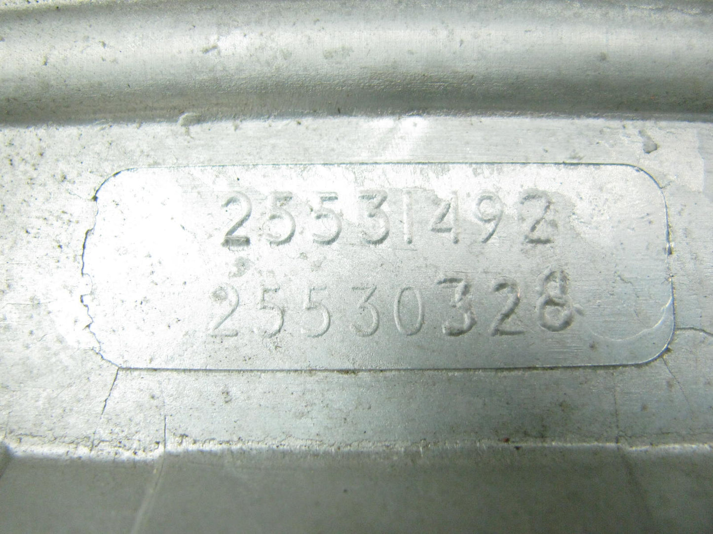NEW - OUT OF BOX OEM GM 25530328 Right Valve Cover