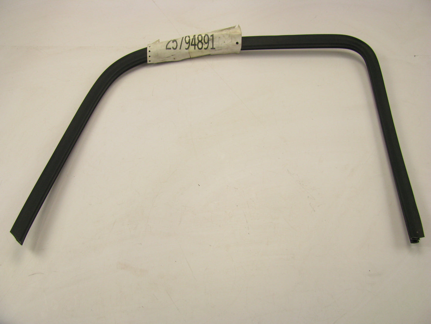 NEW - OUT OF BOX OEM GM 25794891 Rear Left Door Window Weatherstrip Seal