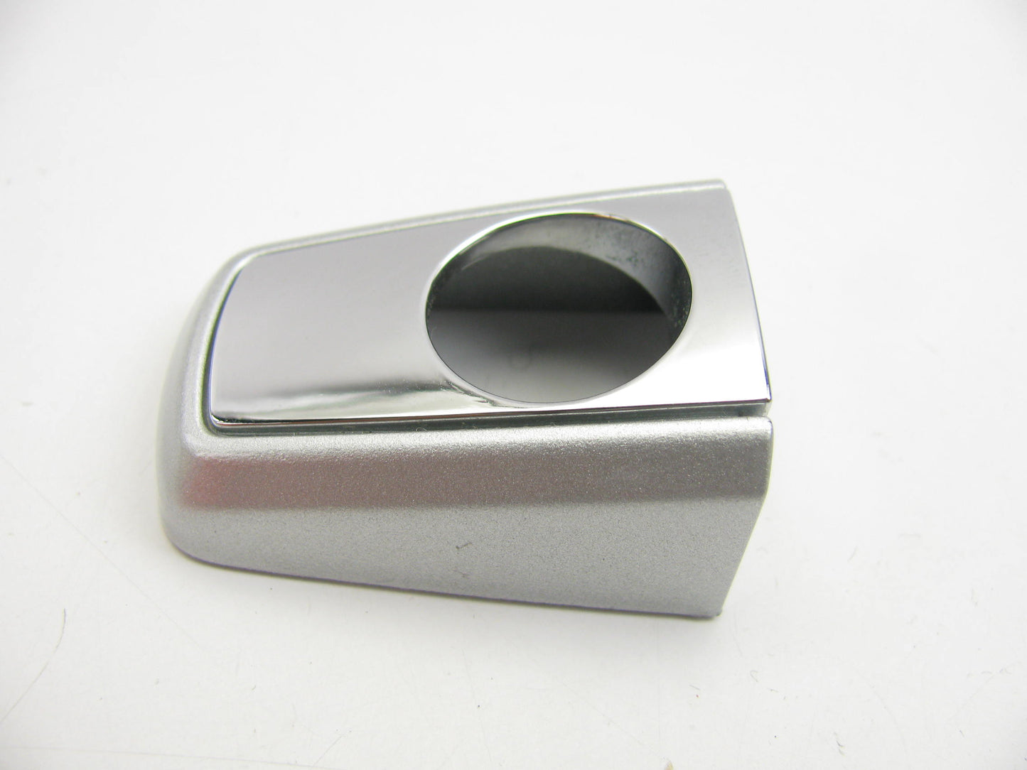 NEW OEM GM 25936865A FRONT LEFT Door Handle Cap Silver Ice W/chrome W/ Keyhole